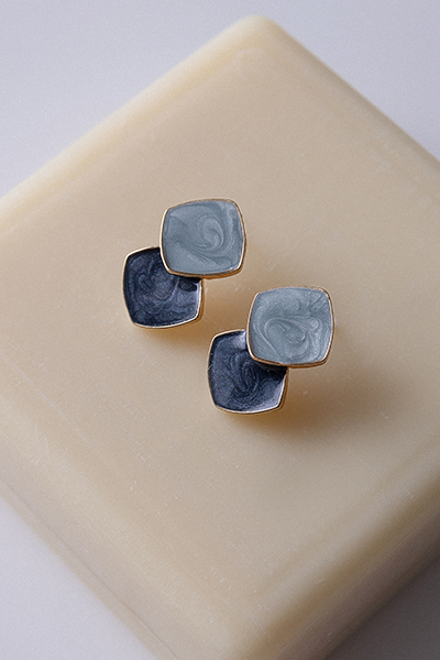 簡約拼接畫釉撞色。銀針耳環