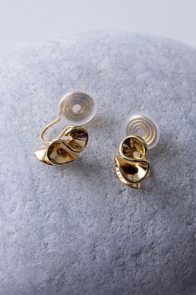 皺褶小裙擺。夾式耳環