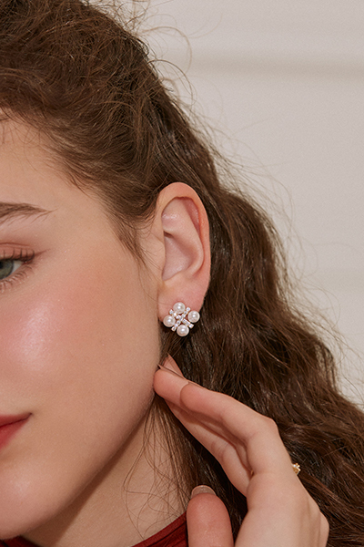 閃耀交叉珍珠。銀針耳環