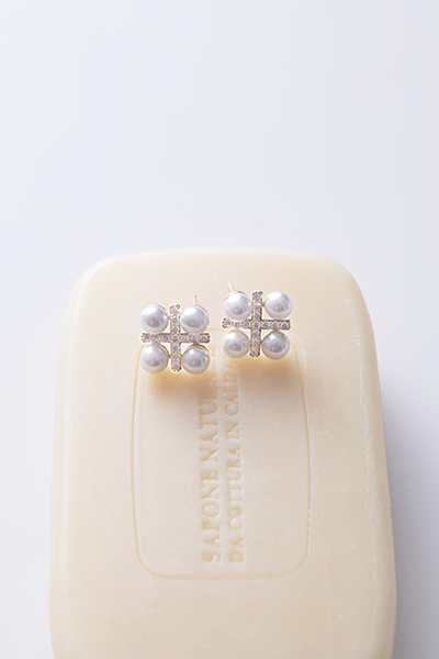 閃耀交叉珍珠。銀針耳環