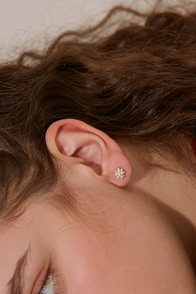 迷你珍珠花。銀針耳環