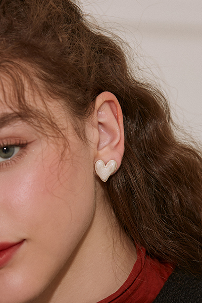 立體心型畫釉。銀針耳環