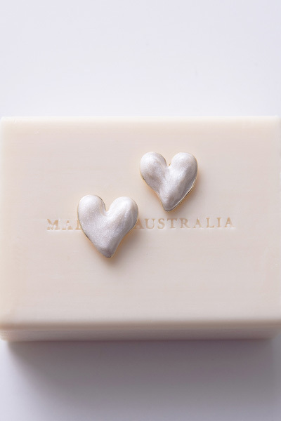 立體心型畫釉。銀針耳環