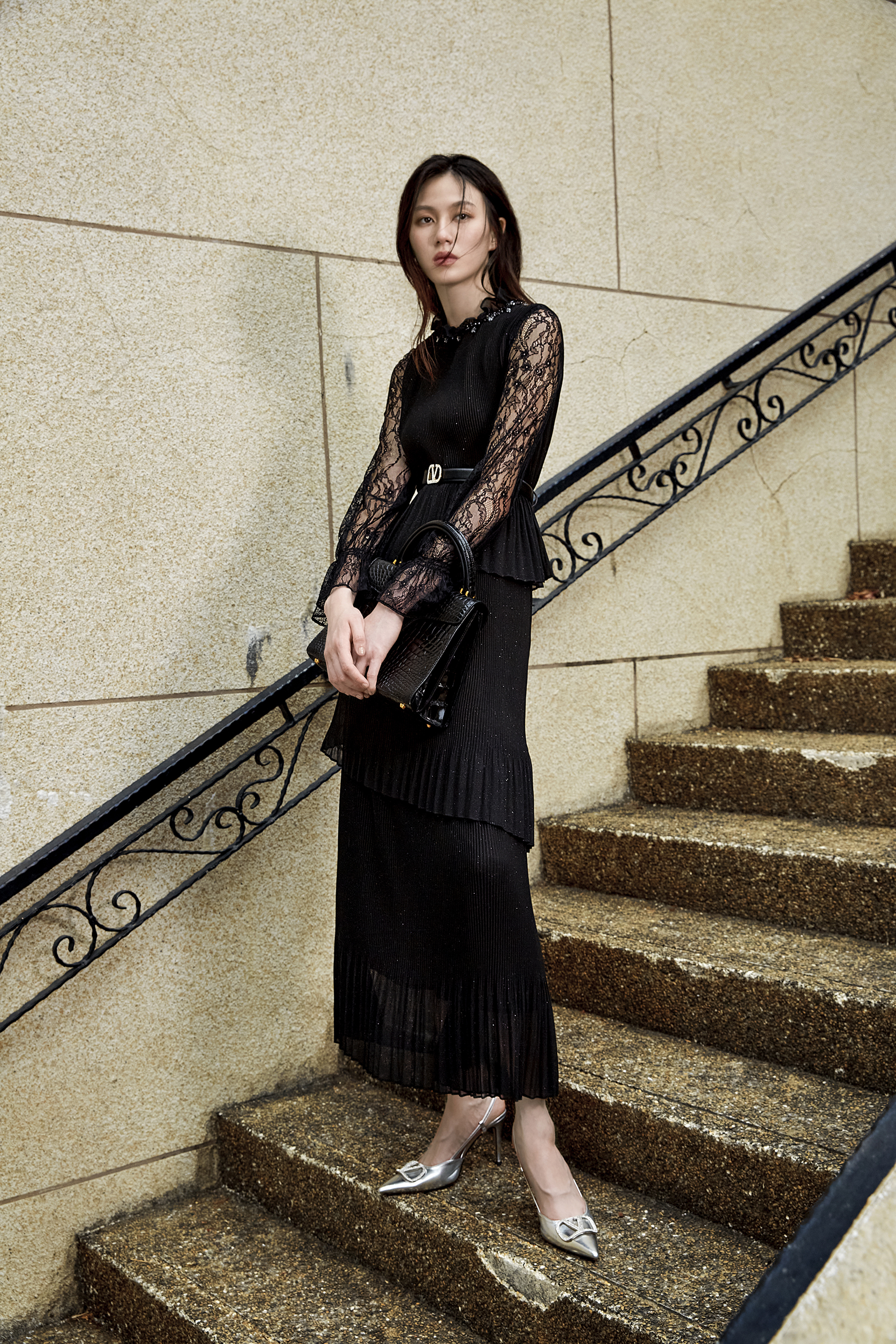 BD15111E1 黑緞名伶多層次壓褶長洋裝