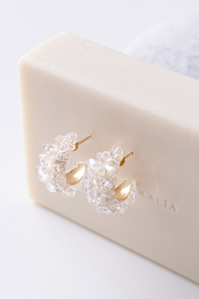 閃耀晶透感小碎石。銀針耳環