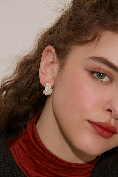 閃耀晶透感小碎石。銀針耳環