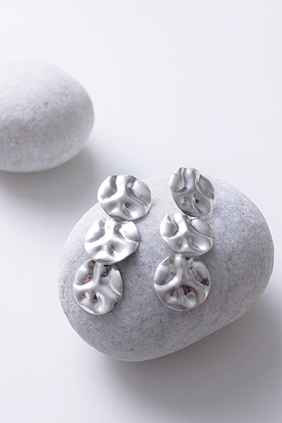 金屬水波紋垂墜。鋼針耳環