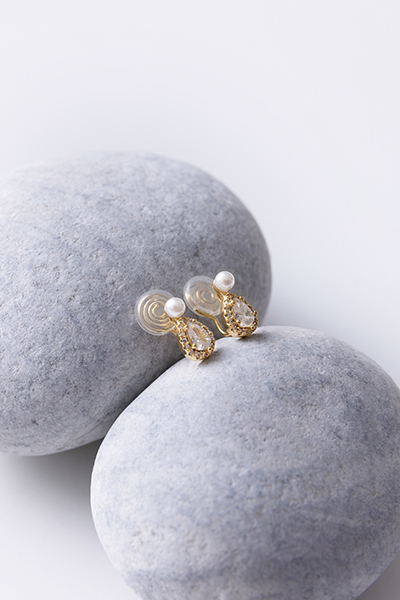 法式水滴鑲鋯石。夾式耳環