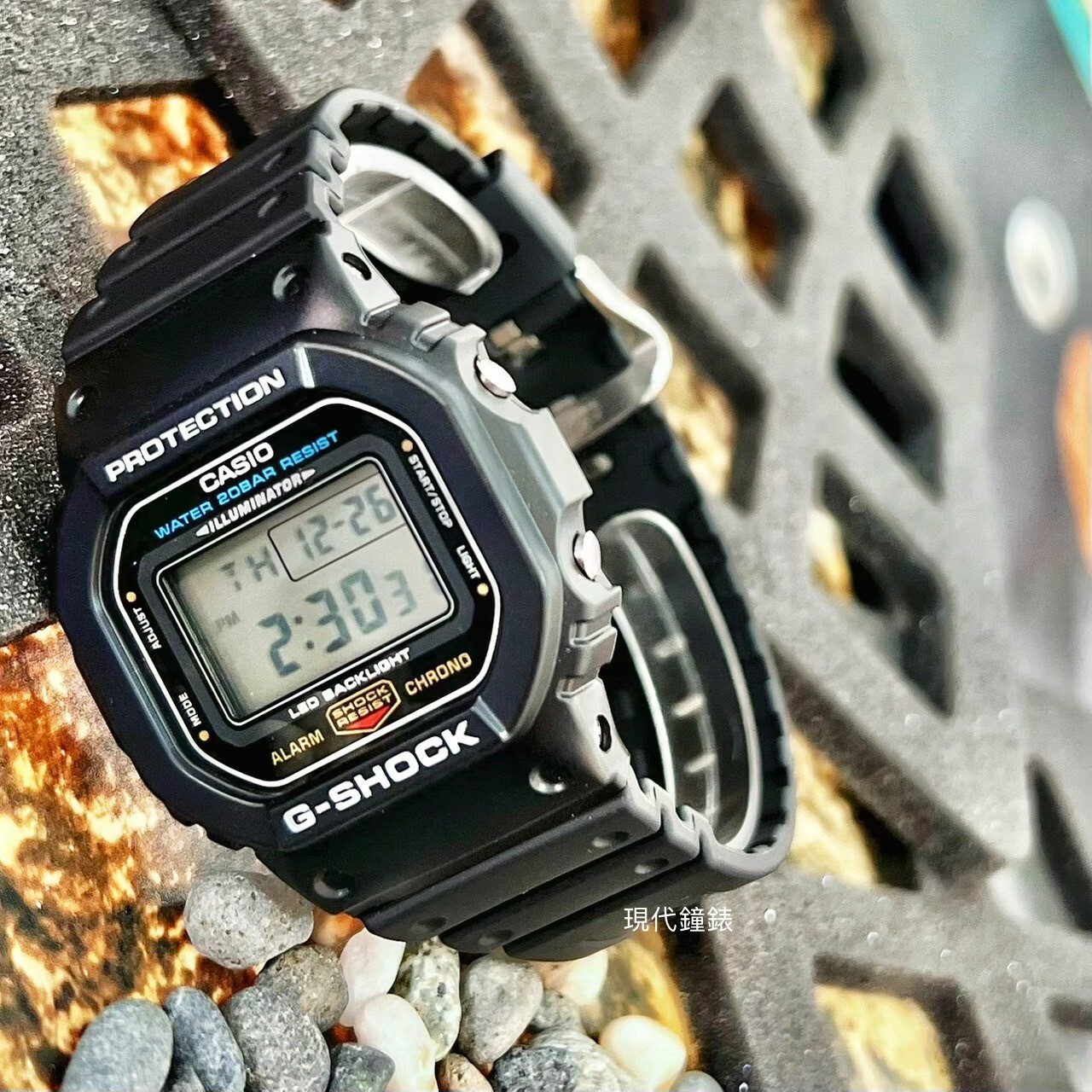 【G-SHOCK】潮流時尚耐衝擊數位電子腕錶 DW-5600UE-1D 42.8mm 現代鐘錶