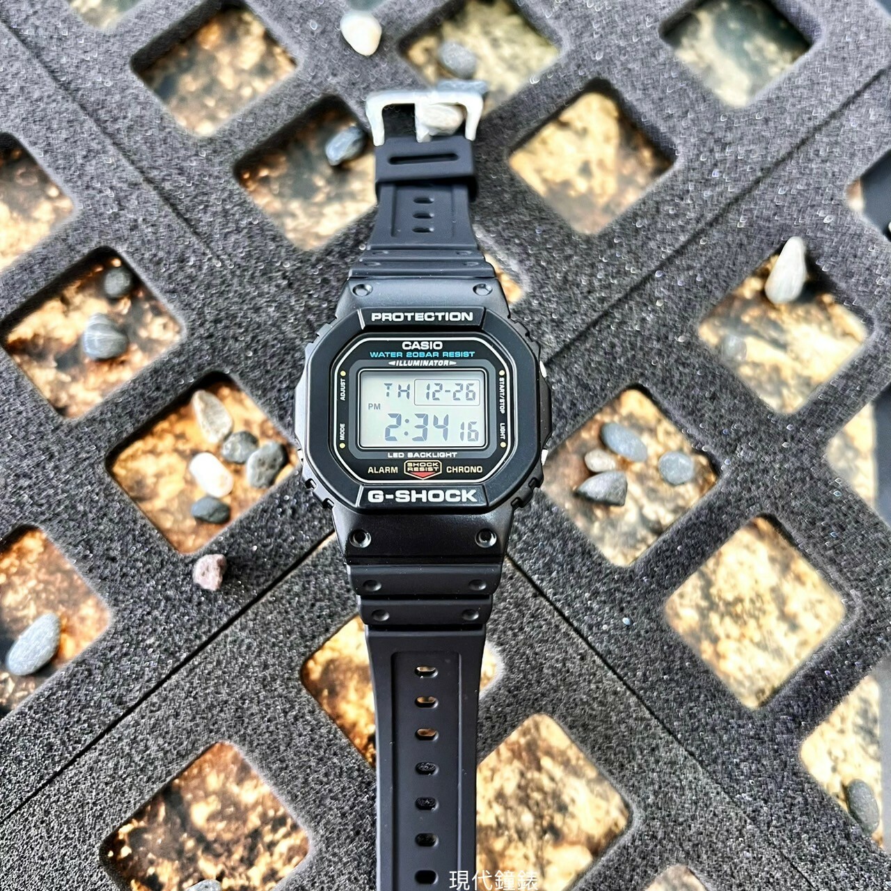 【G-SHOCK】潮流時尚耐衝擊數位電子腕錶 DW-5600UE-1D 42.8mm 現代鐘錶