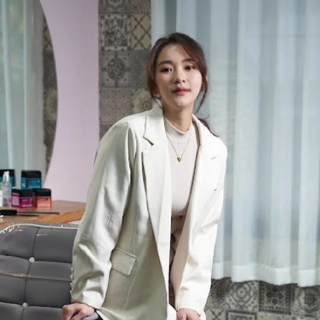 Neon Hair Salon's hairstylist - Elly