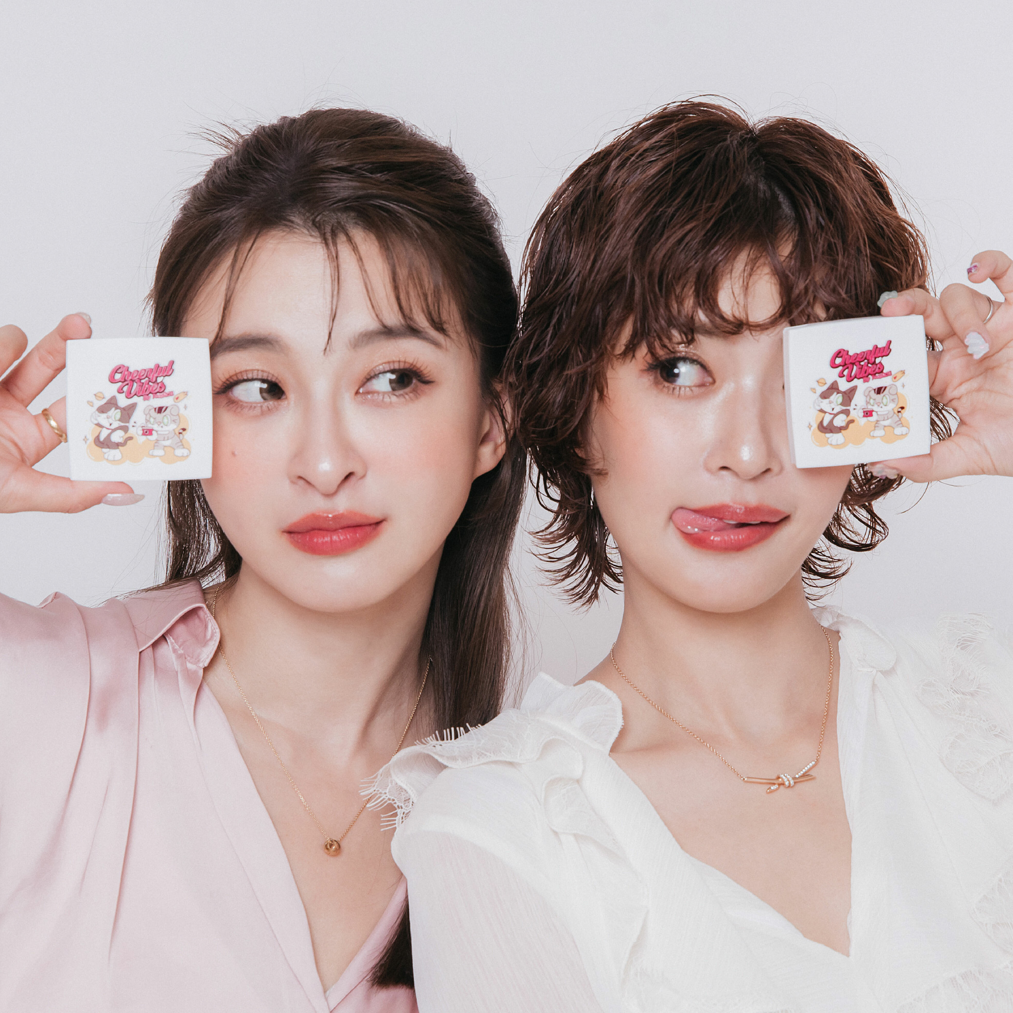 Light catching 6 color eye shadow palette