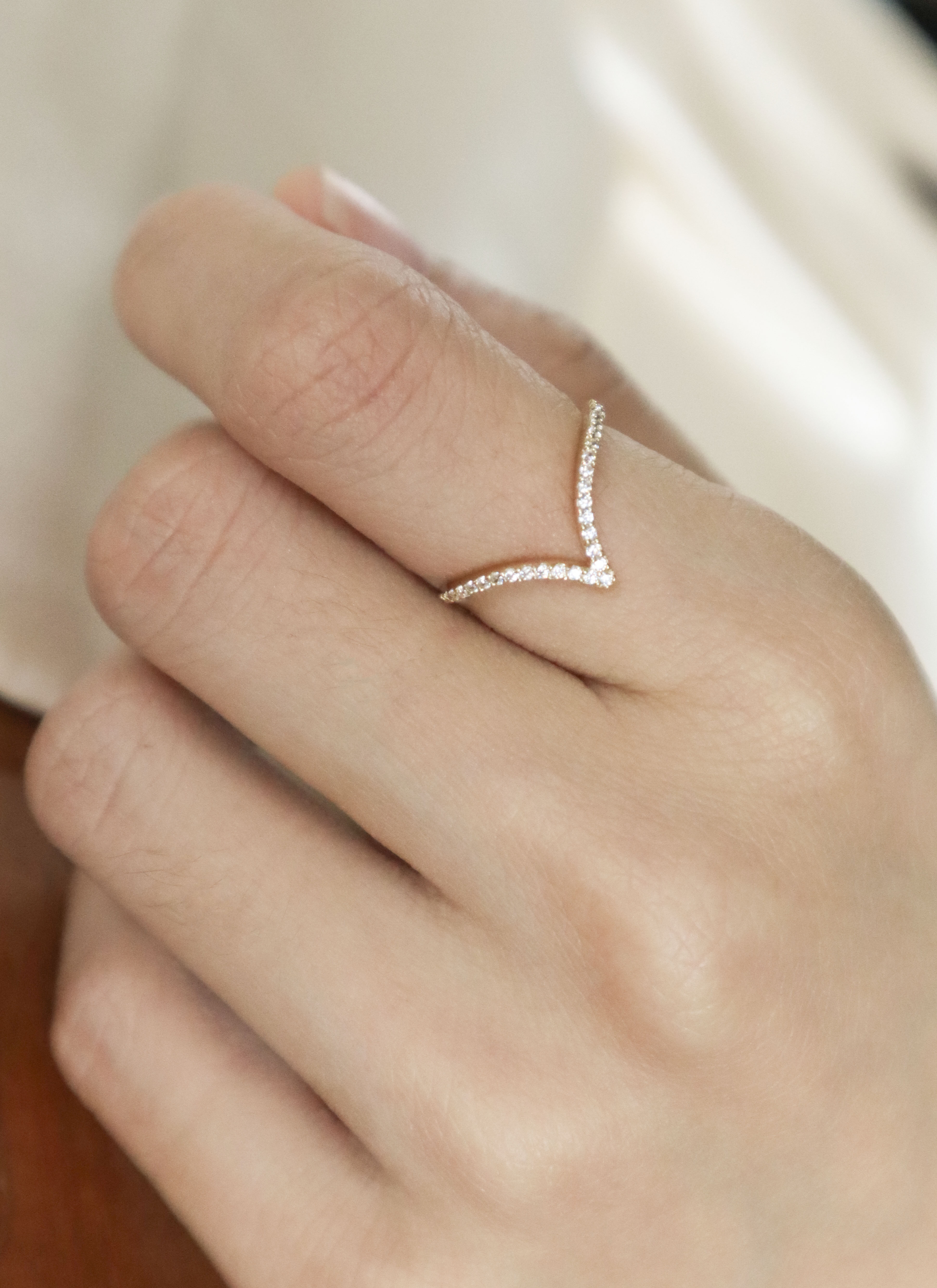 10K/V型弧線排鑽戒指