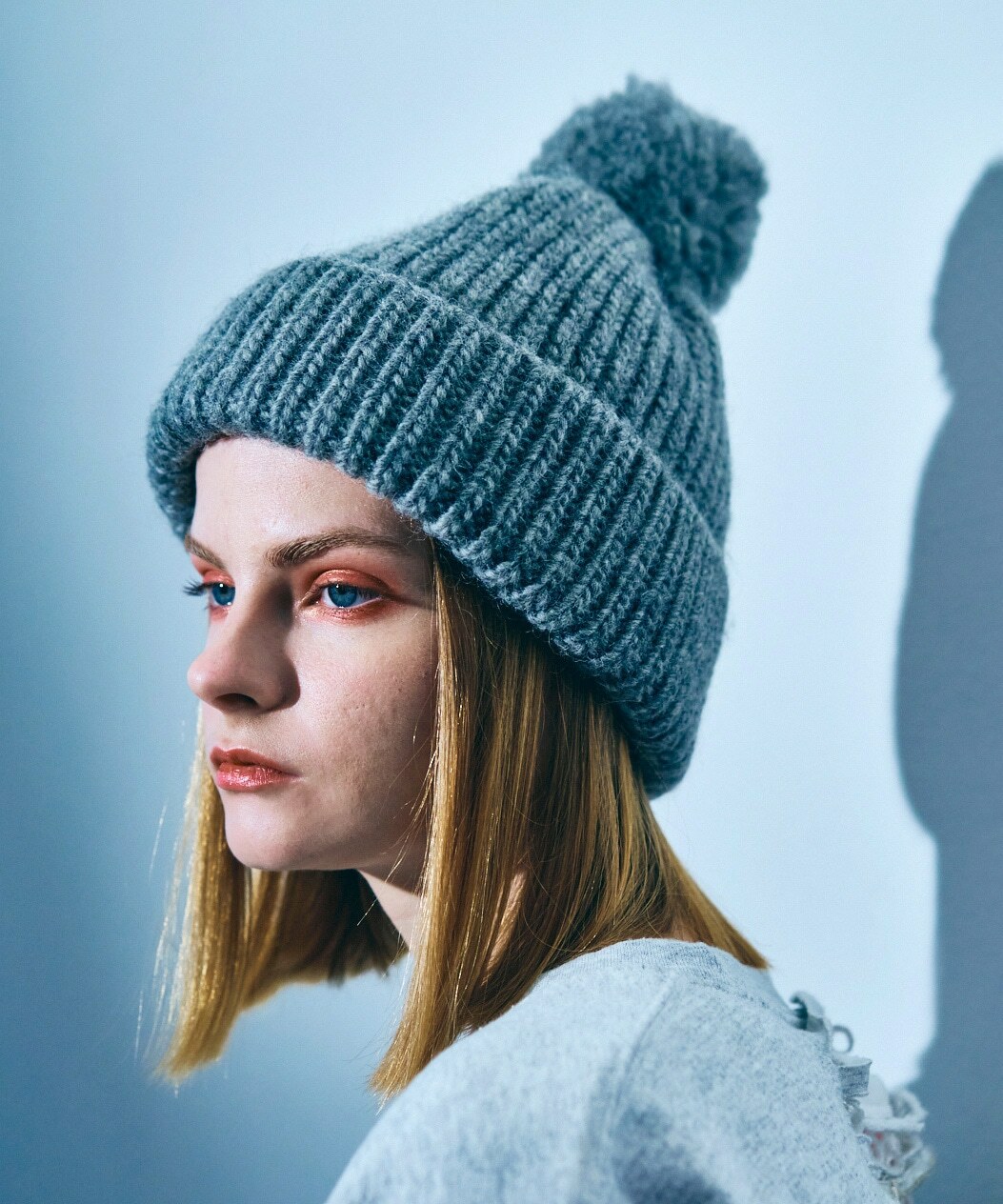 灰色保暖毛球帽