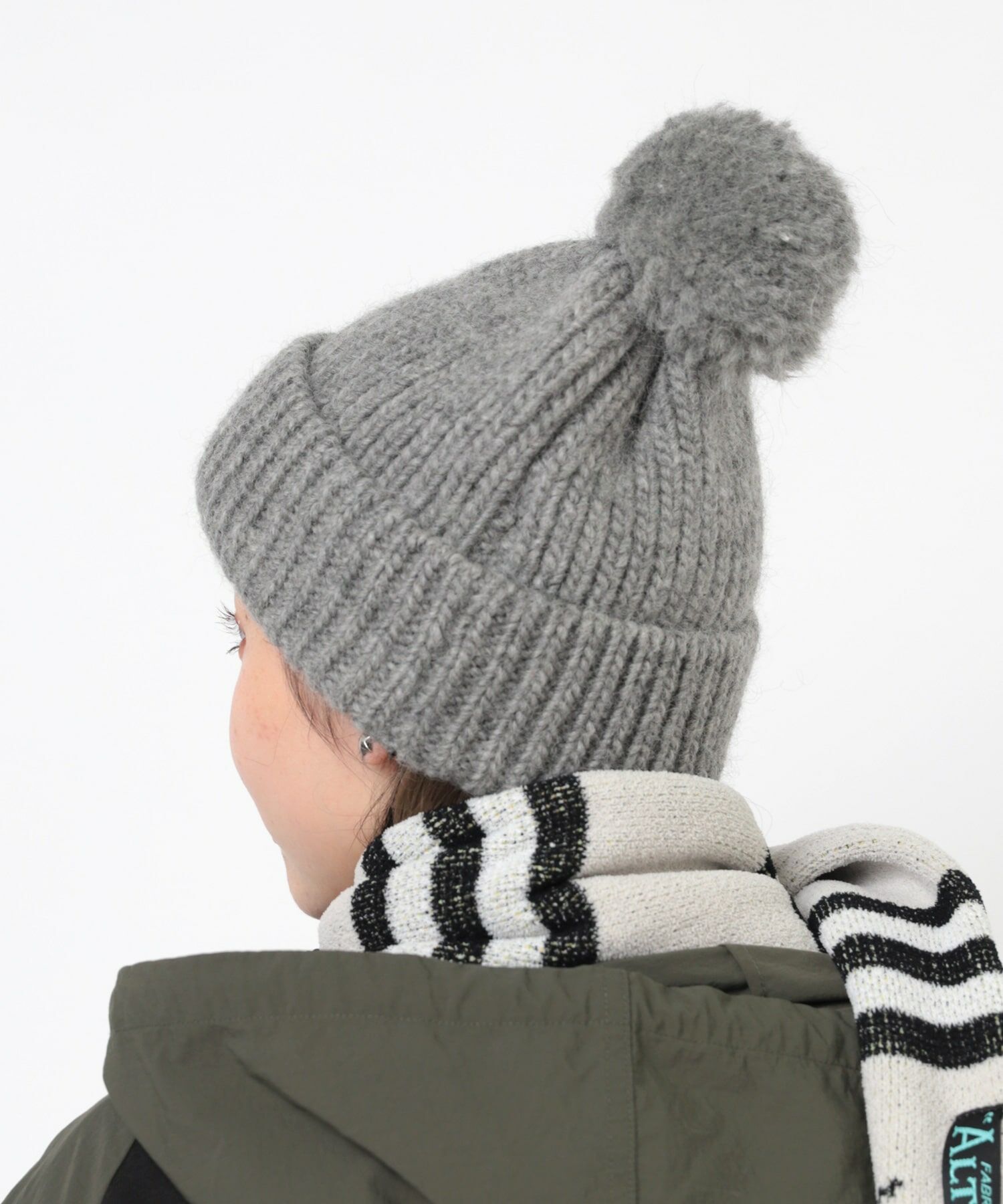 灰色保暖毛球帽