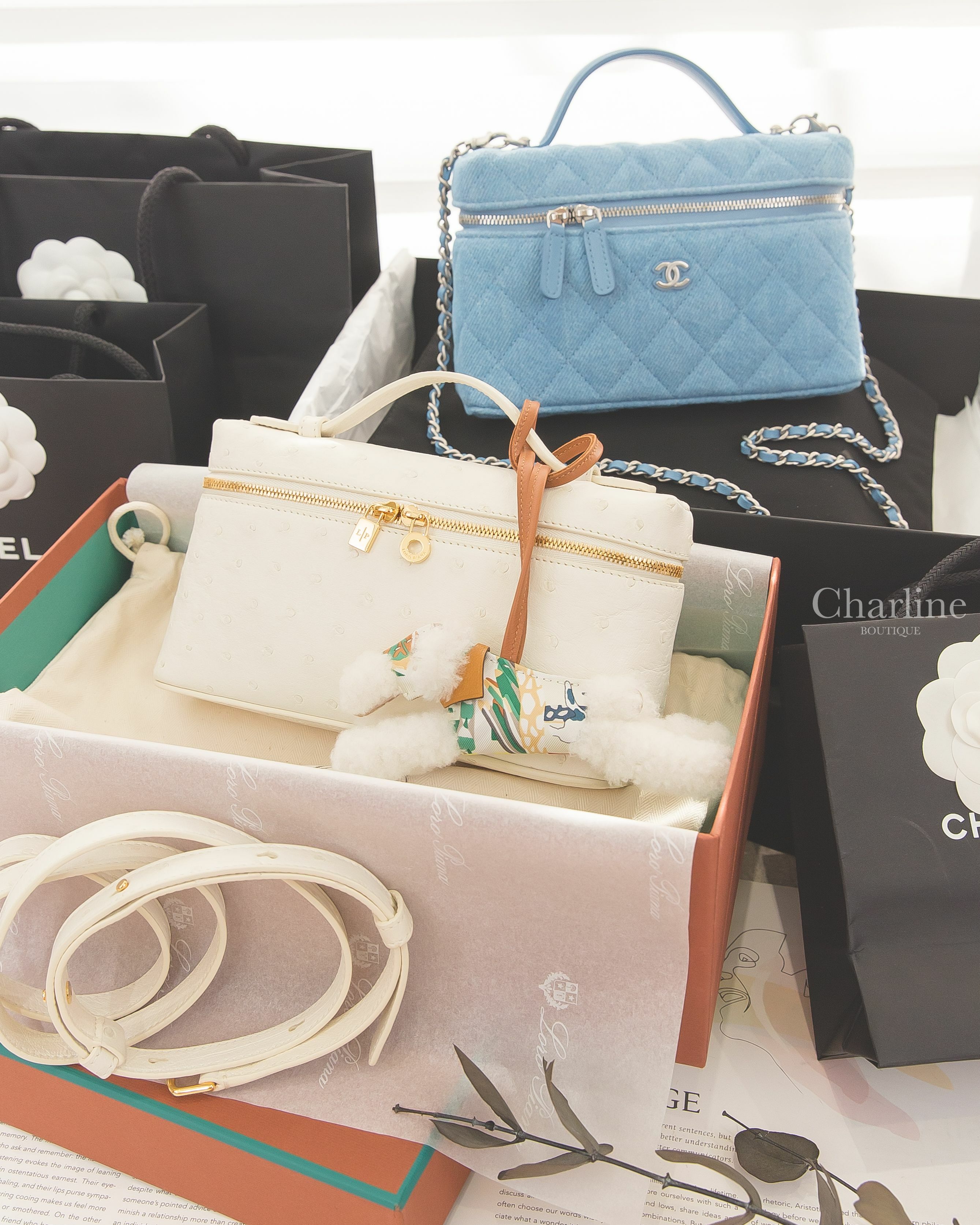 Chanel Vanity 藍色銀CC銀鍊丹寧布,Loro Piana Extra Pocket L19 嫩白色鴕鳥皮,Hermès Budy Charm 棕色羊皮/彩色真絲衣服羊毛獵狐梗犬吊飾-Charline Boutique 精品代購