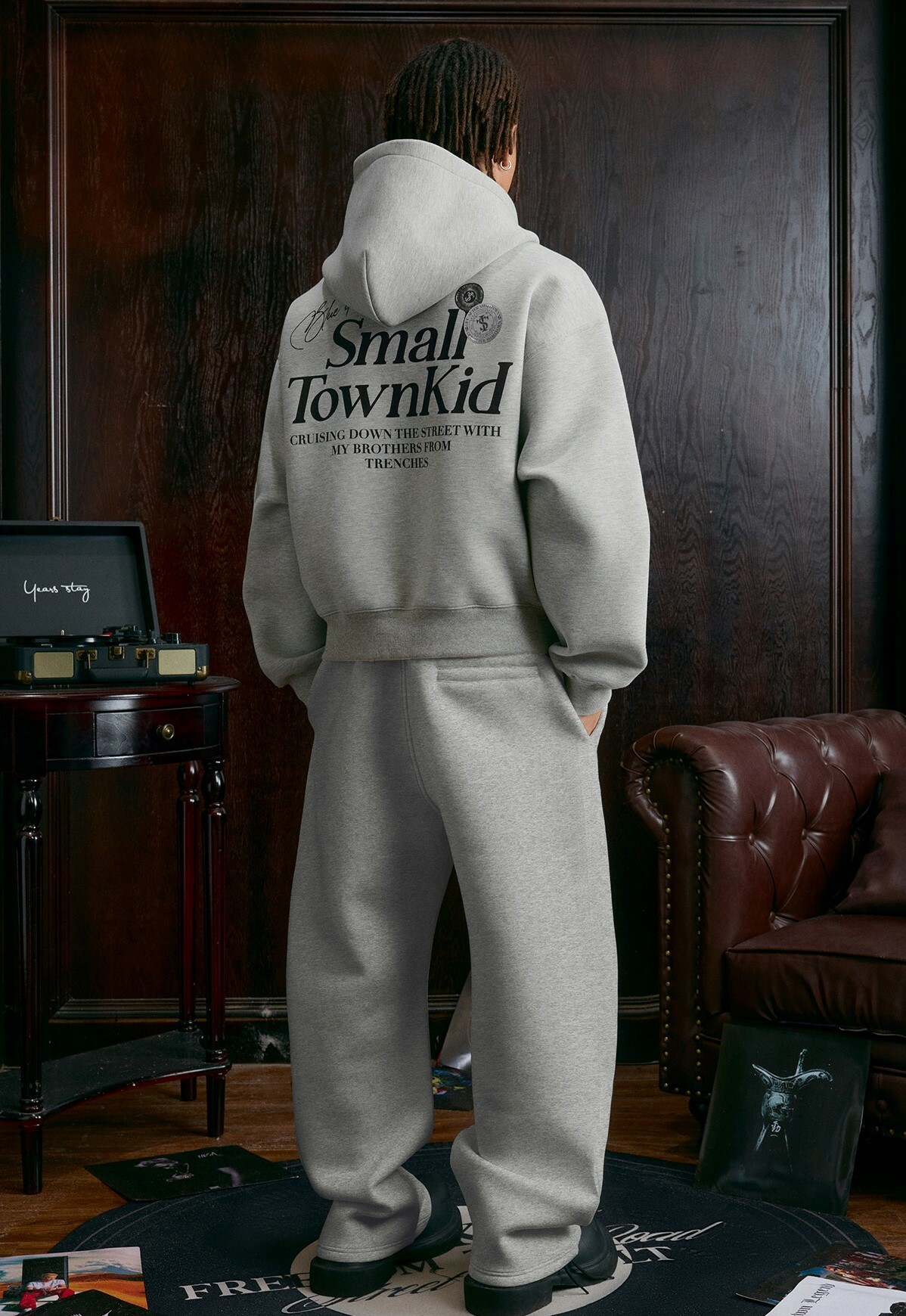 STK SmallTownKid  徽章印花 空氣層彎刀棉褲