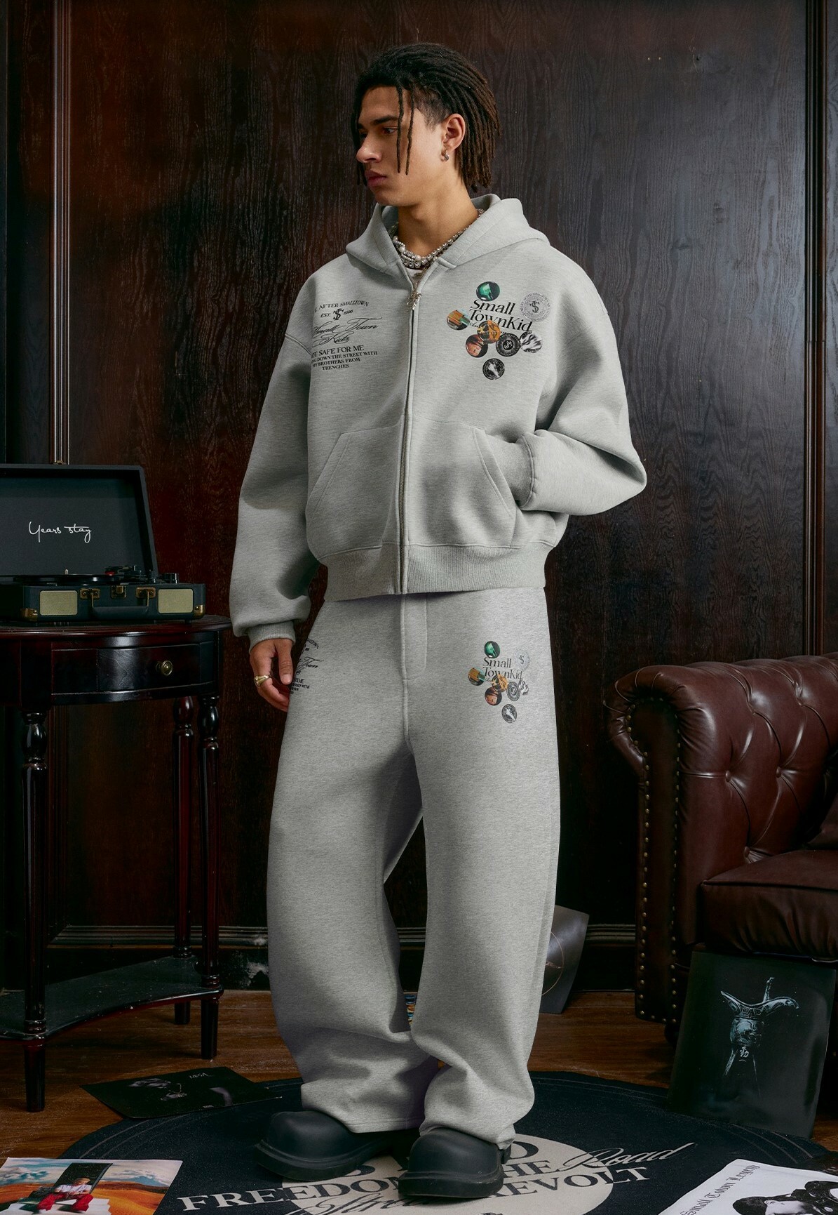 STK SmallTownKid  徽章印花 空氣層彎刀棉褲