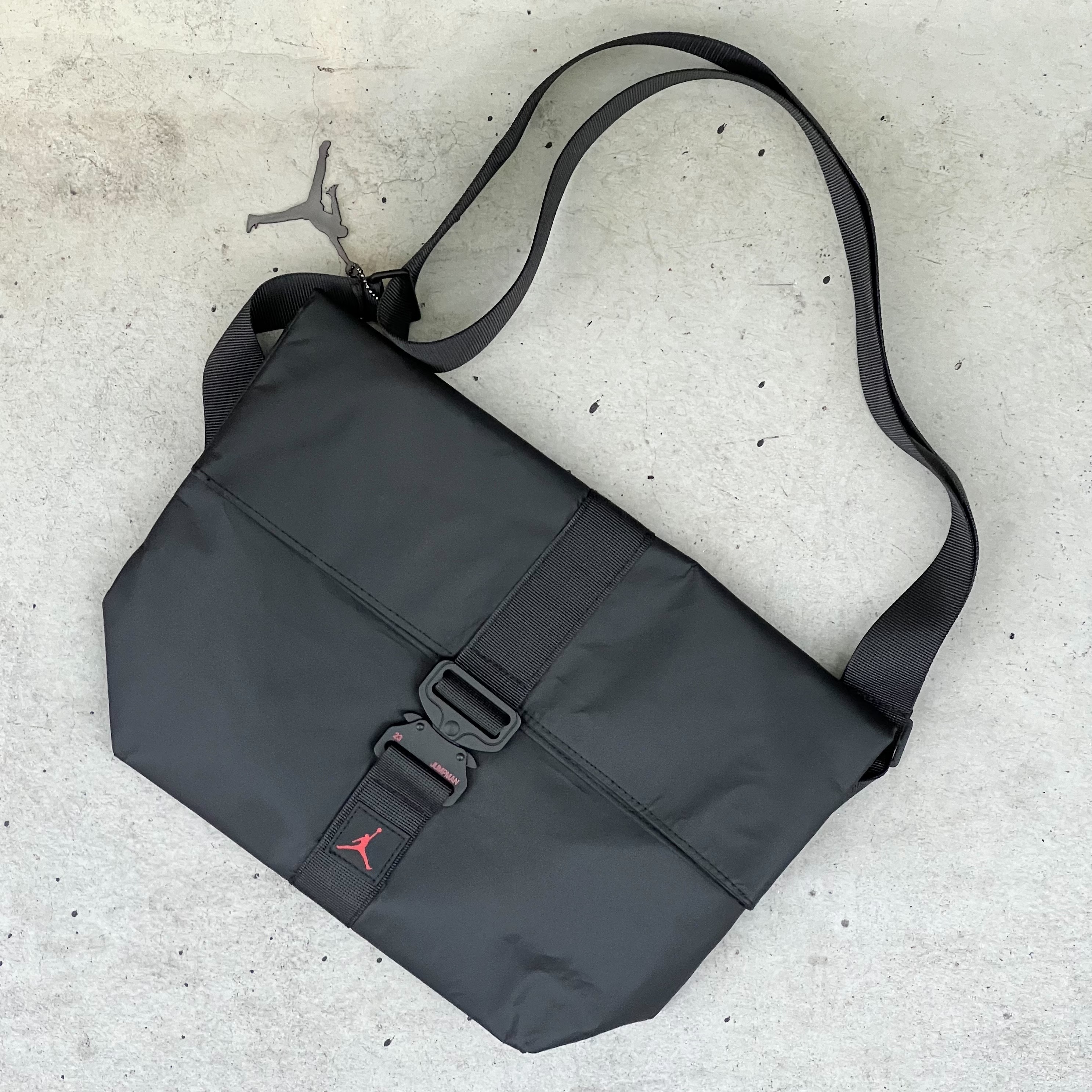 JORDAN 店鋪限定 類杜邦紙 運動斜背包 BG011010B