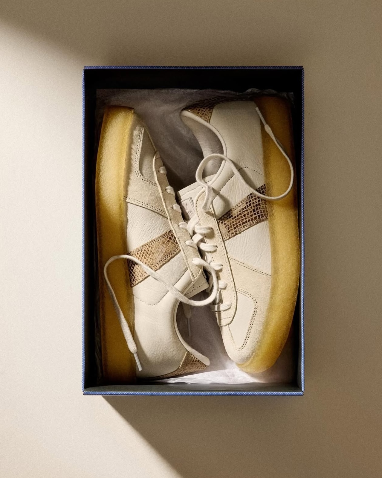 【Focus Store】預購 Kith Ronnie Fieg x Clarks x 8th Street BW Army "Kithmas" 沙色 蛇紋 JR5306