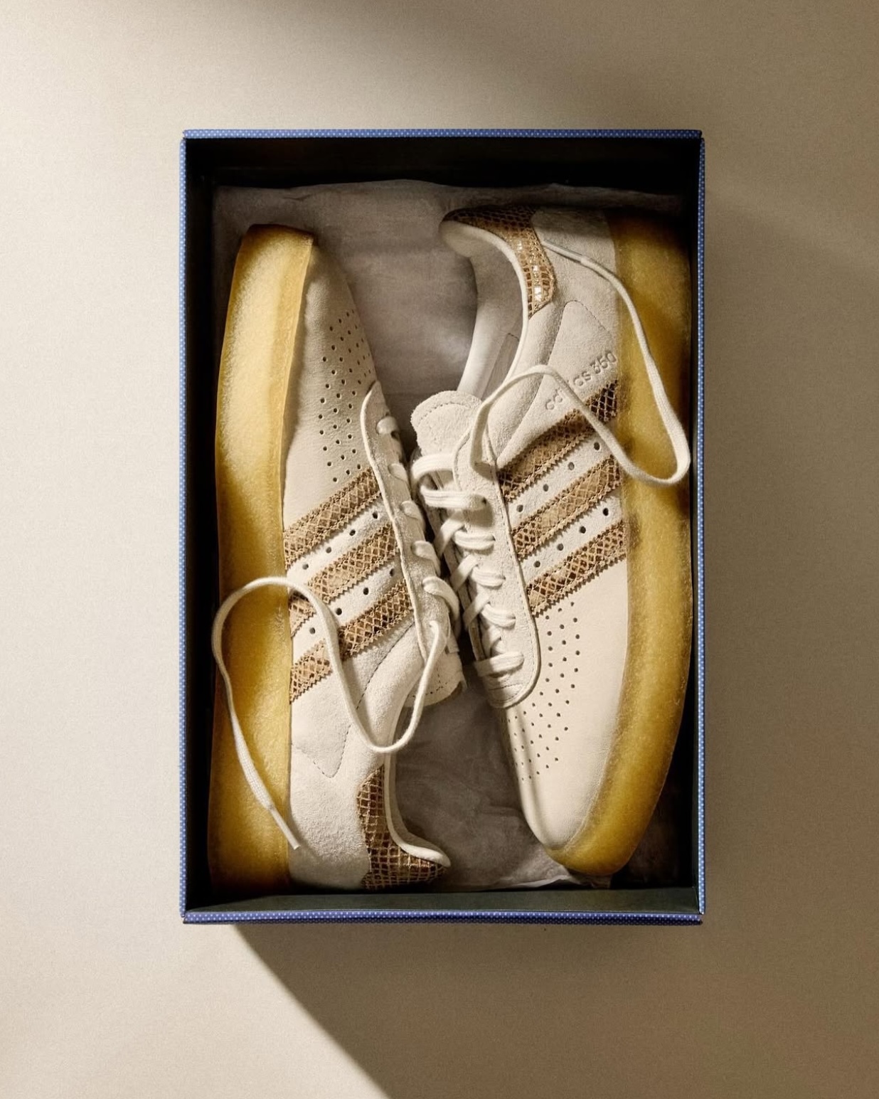 【Focus Store】預購 Kith Ronnie Fieg x Clarks x 8th Street x Adidas AS350 "Kithmas" 沙色 蛇紋 JS1712