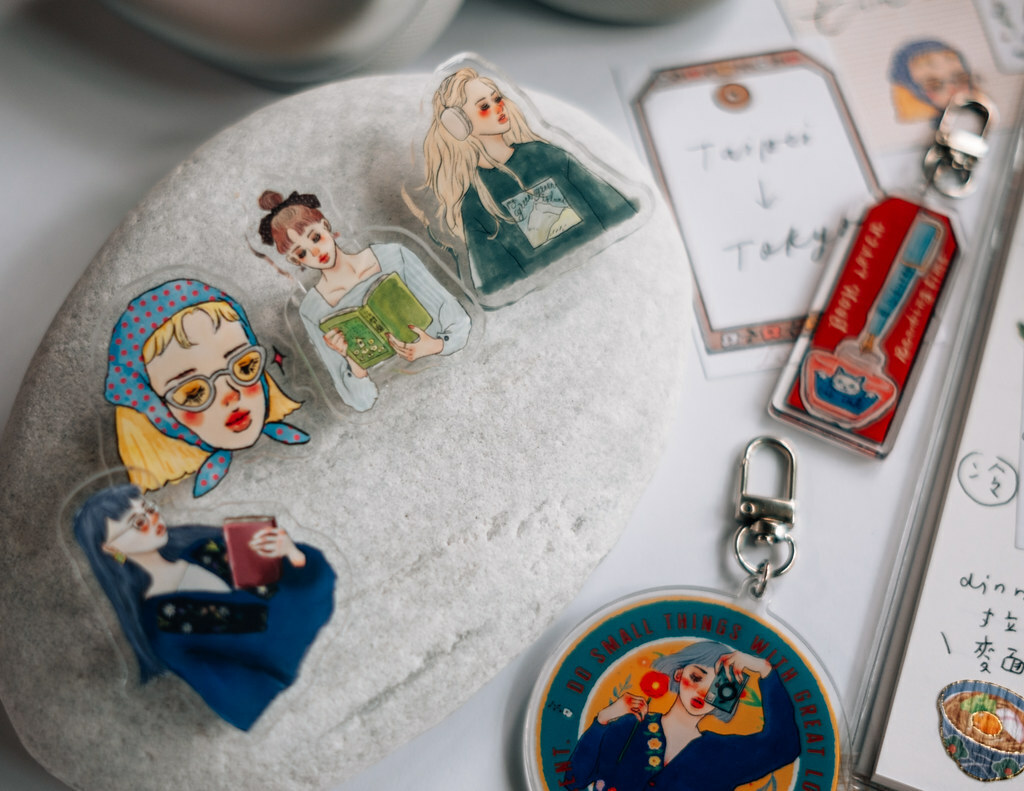 La Dolce Vita Acrylic clips - Reading poem girl