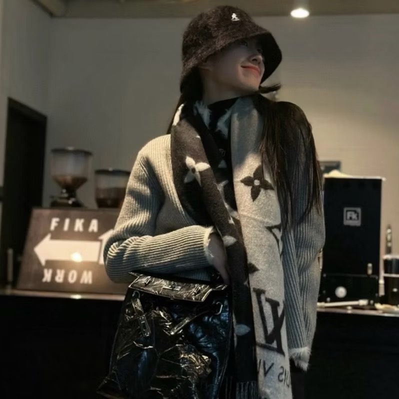Louis Vuitton 路易威登 LV M76067 經典花紋喀什米爾山羊絨雙面寬版長圍巾