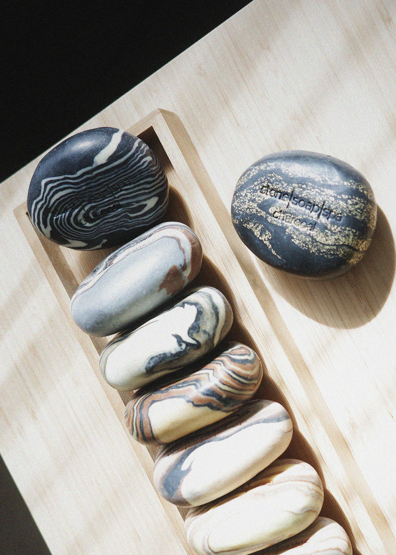 Stone soap spa 鵝卵石香氛輕柔磨砂皂＿夜幕精靈（24K金箔版）