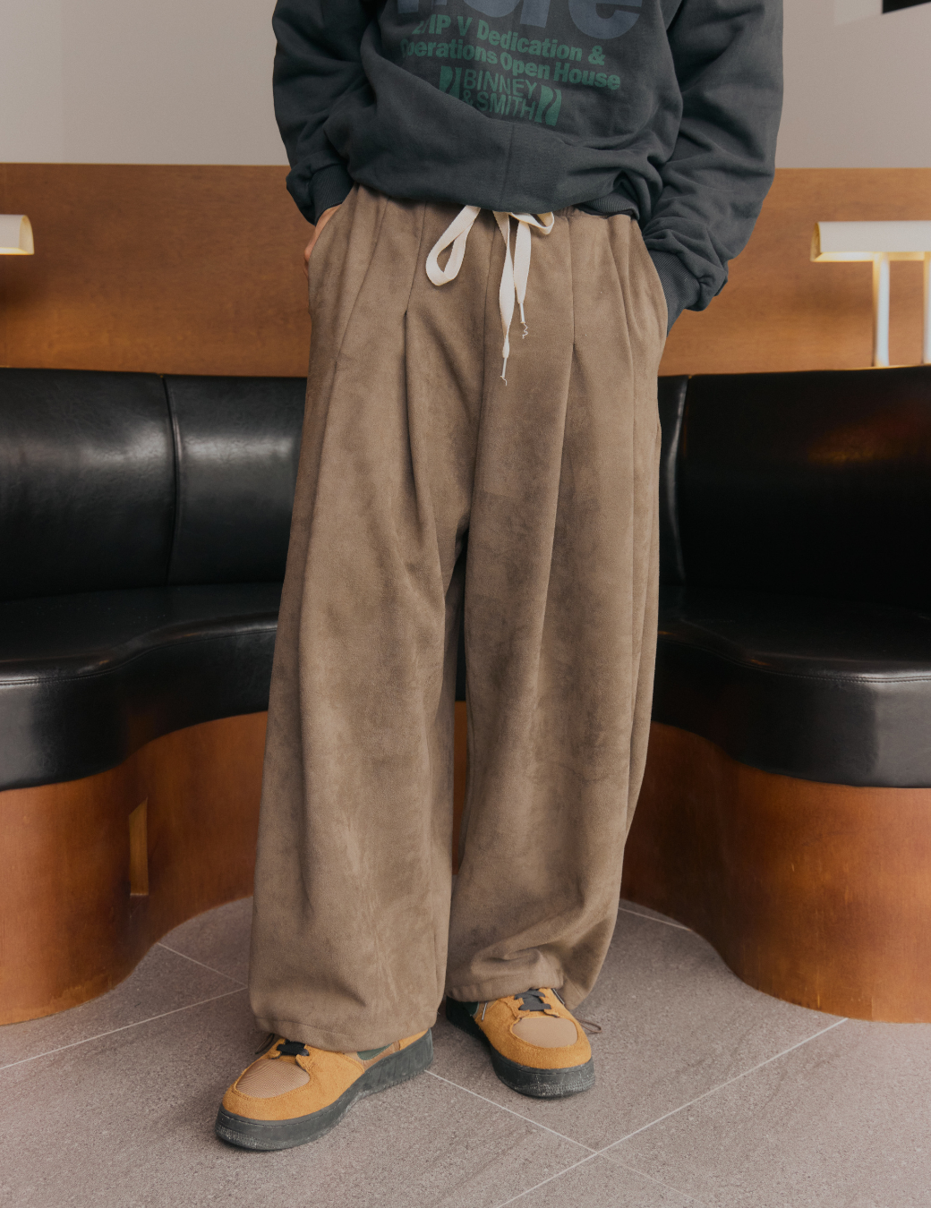 抽繩寬鬆感麂皮長褲（咖綠色）