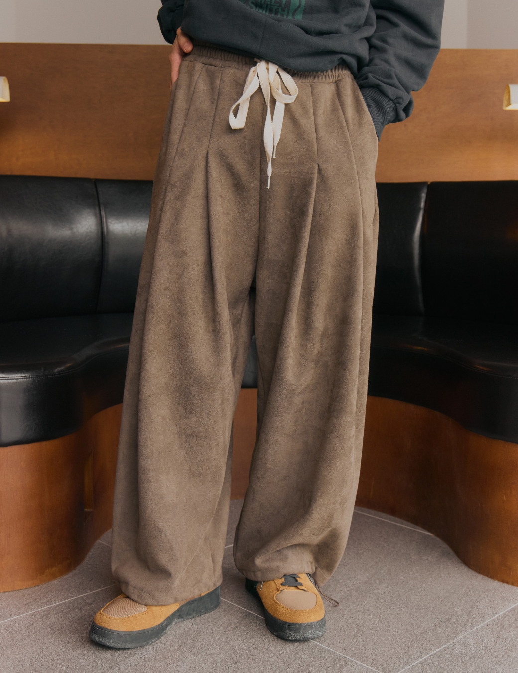 抽繩寬鬆感麂皮長褲（咖綠色）