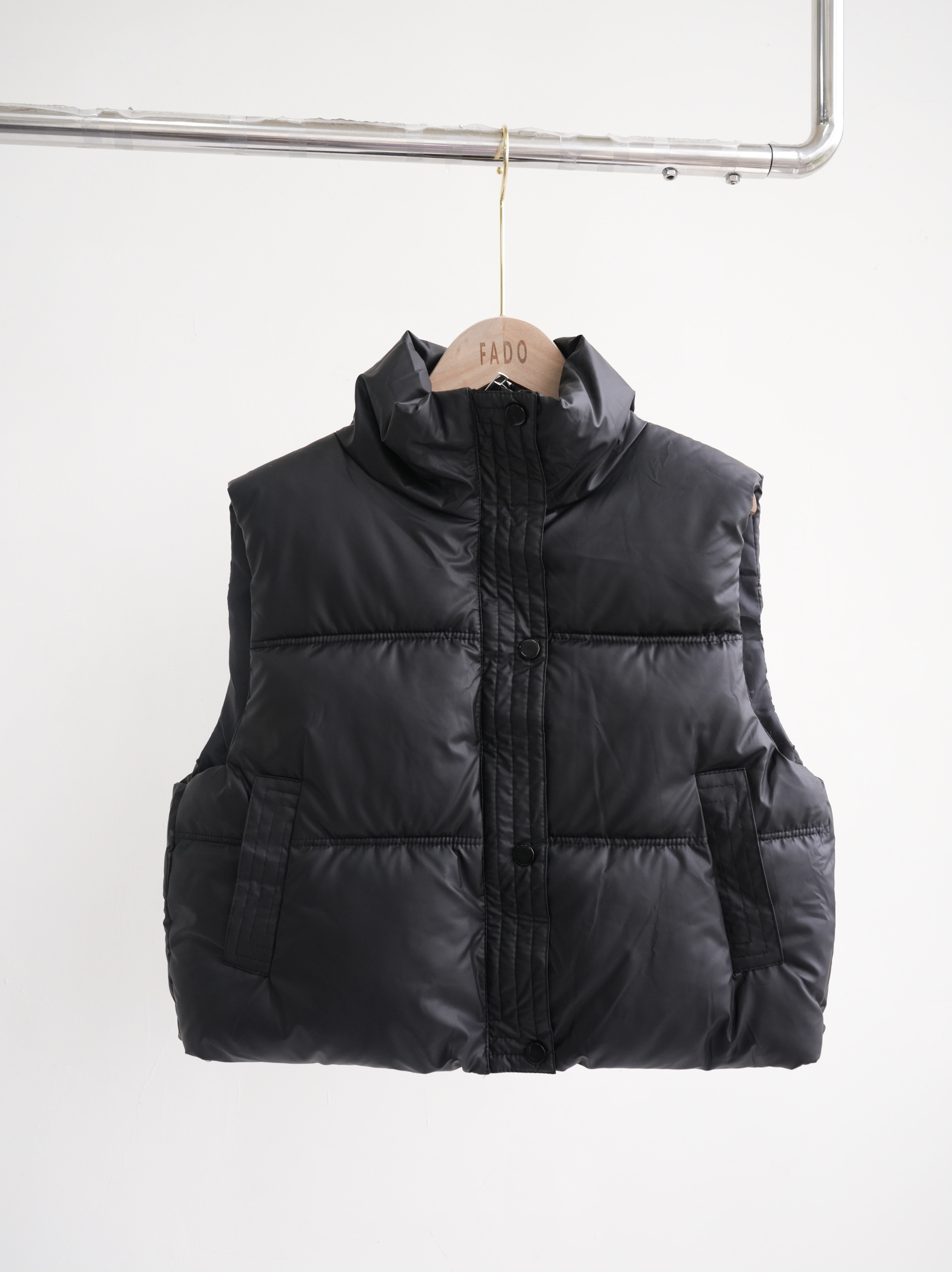 法朵Fado shop｜壓紋軟皮革背心  889A018 黑/白