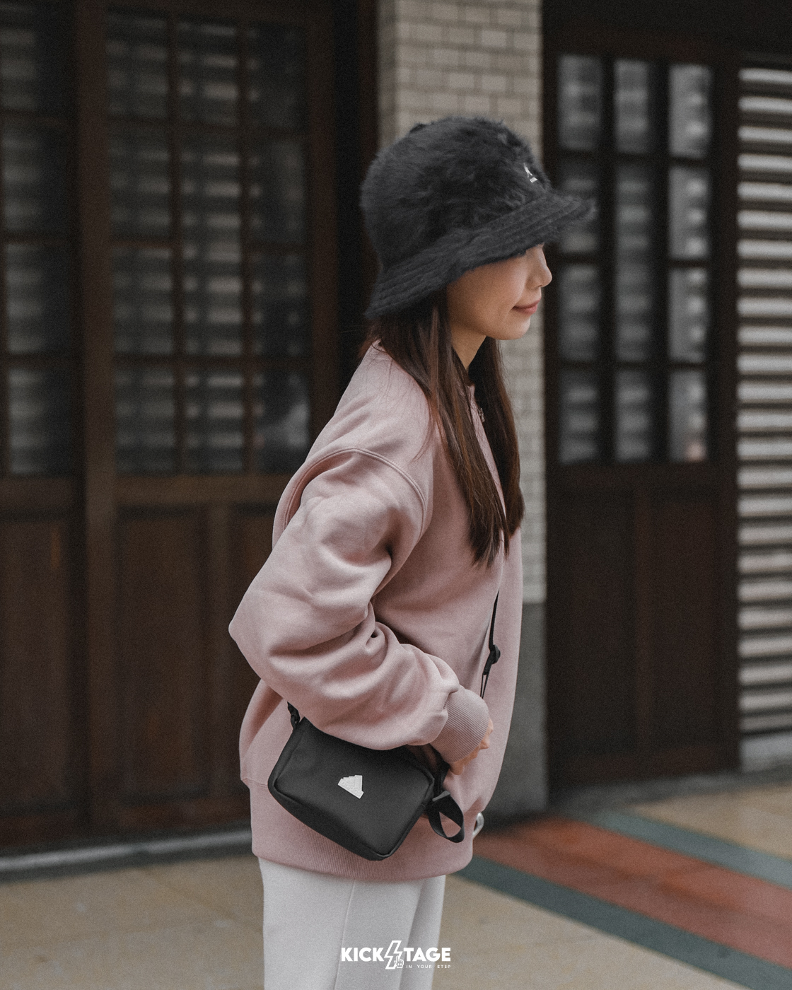 ADIDAS W PU ESS BAG 黑色 小LOGO 迷你 側背 斜背包【IV7506】