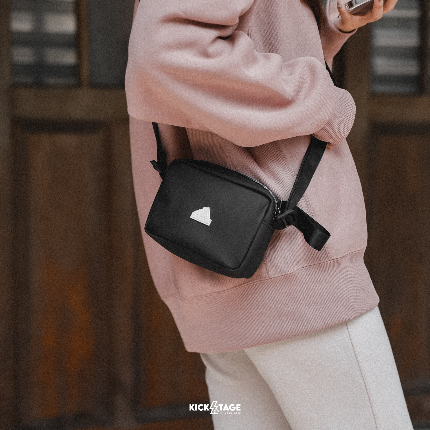 ADIDAS W PU ESS BAG 黑色 小LOGO 迷你 側背 斜背包【IV7506】