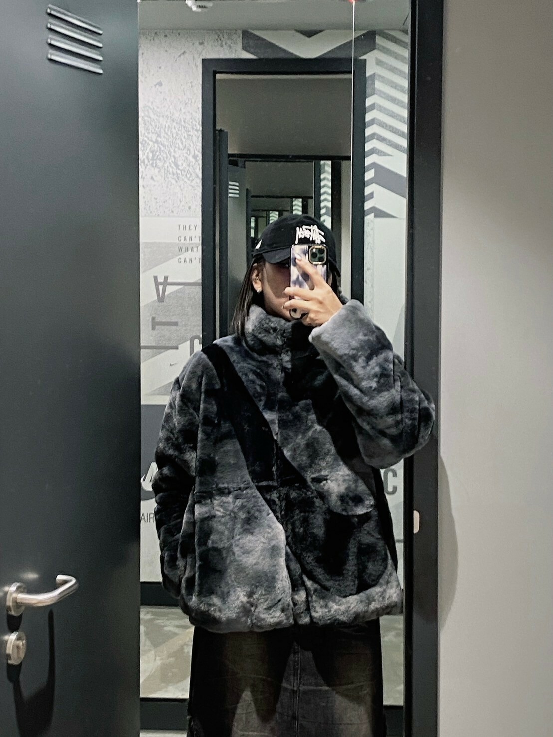 NIKE NSW 灰黑渲染 大LOGO 毛絨絨立領外套 女生( HQ4871-010 )