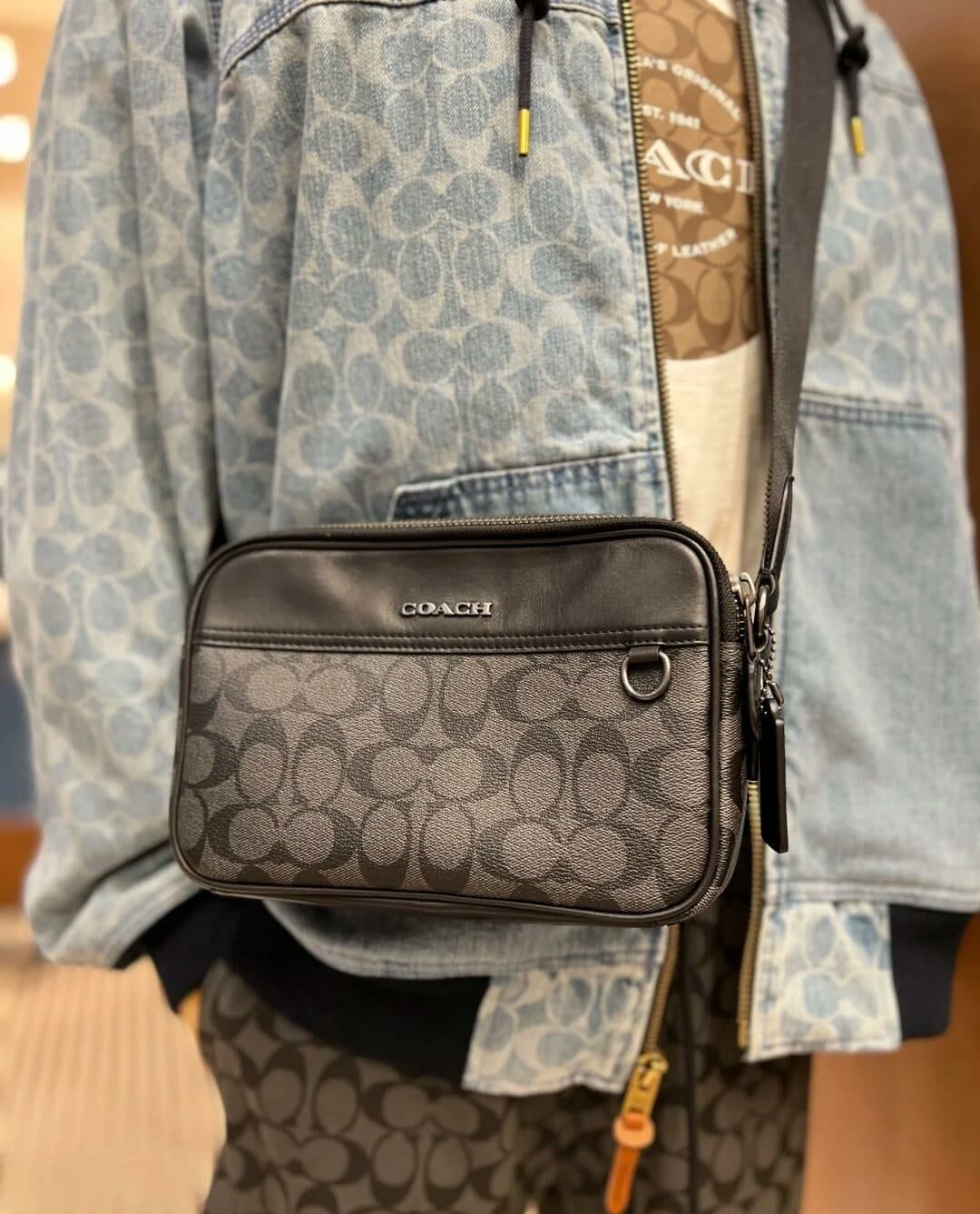 ca16527  Coach 男裝double-zip斜孭袋  (真皮x黑灰CC logo)