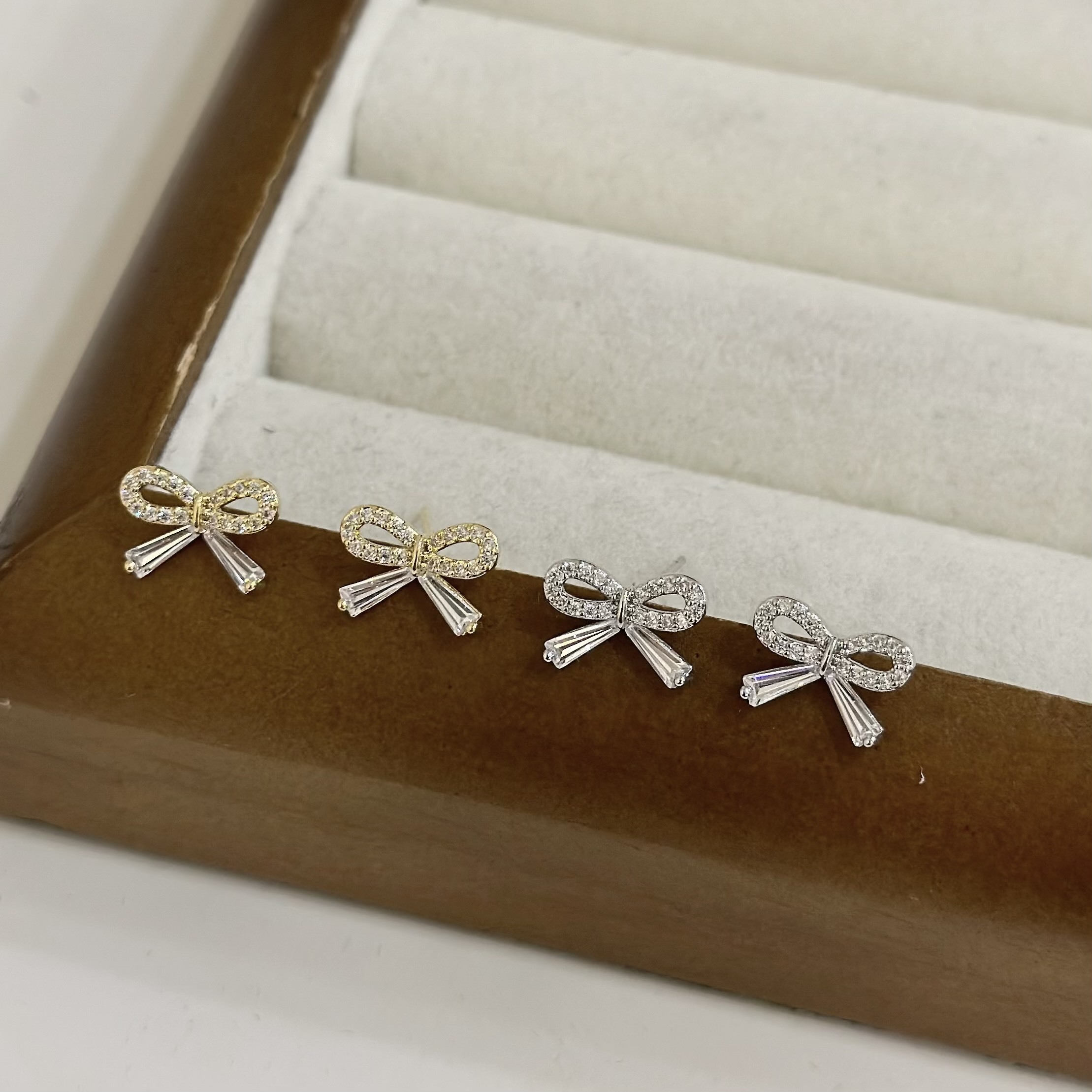 88排鑽鋯石蝴蝶結耳針