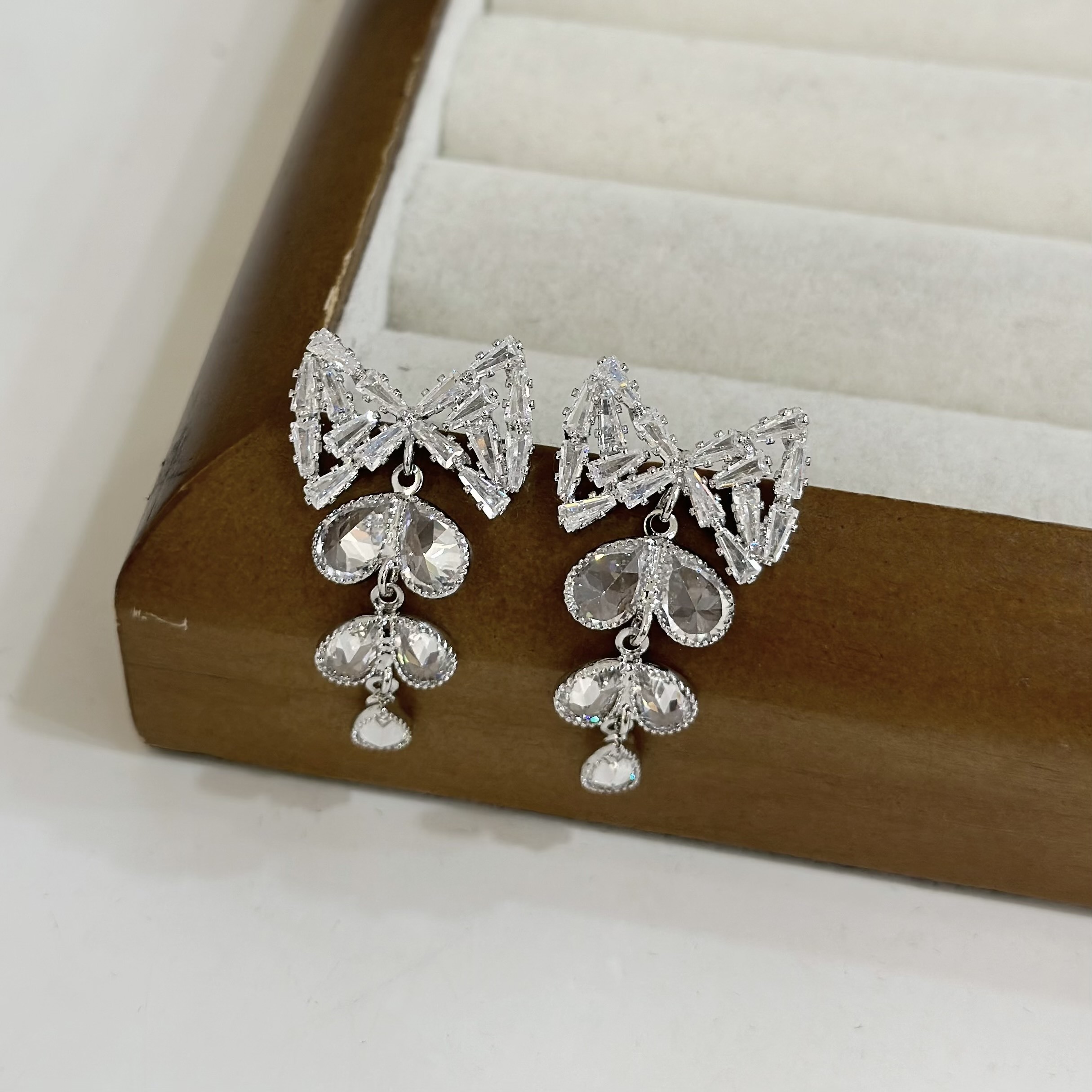 95鋯石排鑽蝴蝶結大款耳針