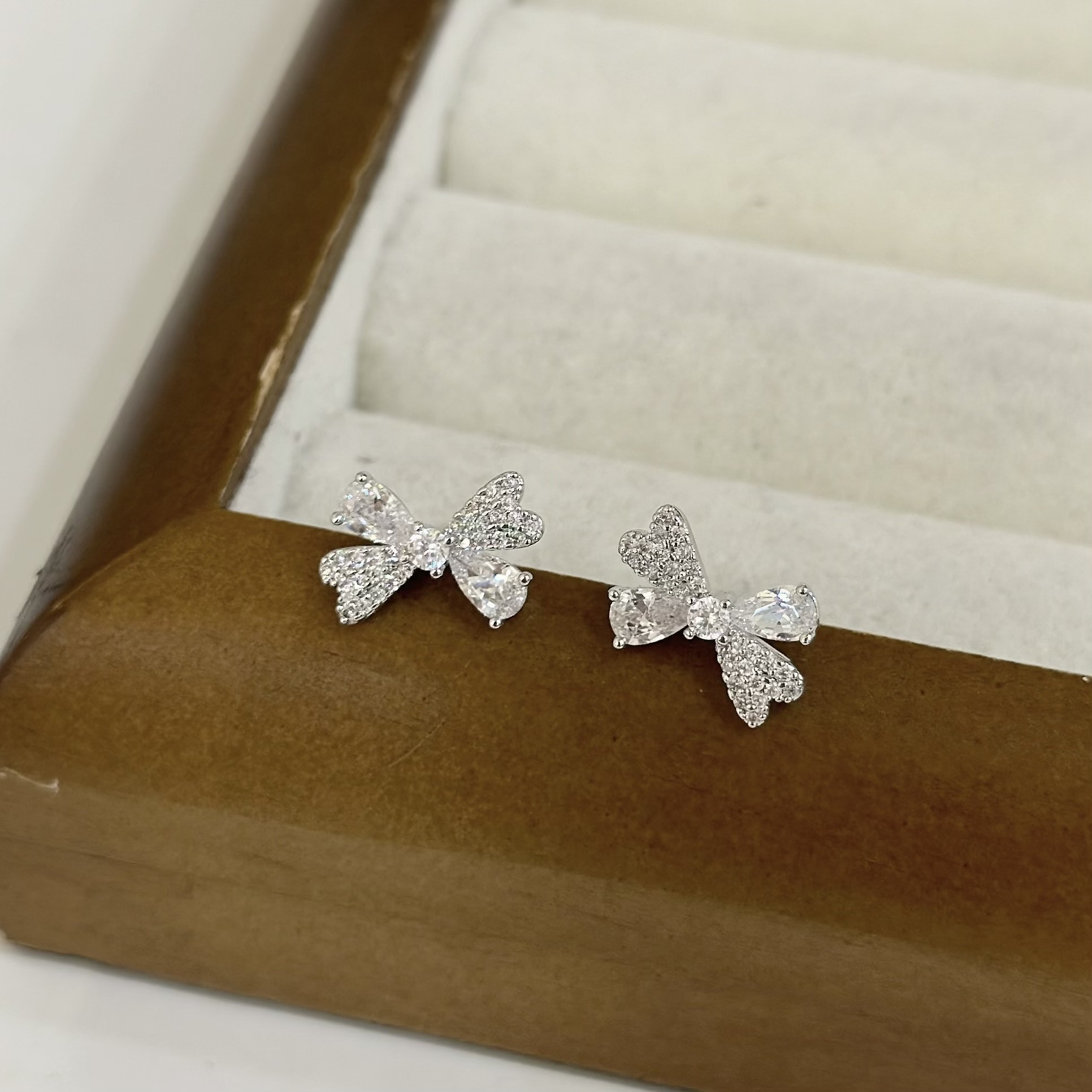 116排鑽鋯石蝴蝶結耳針