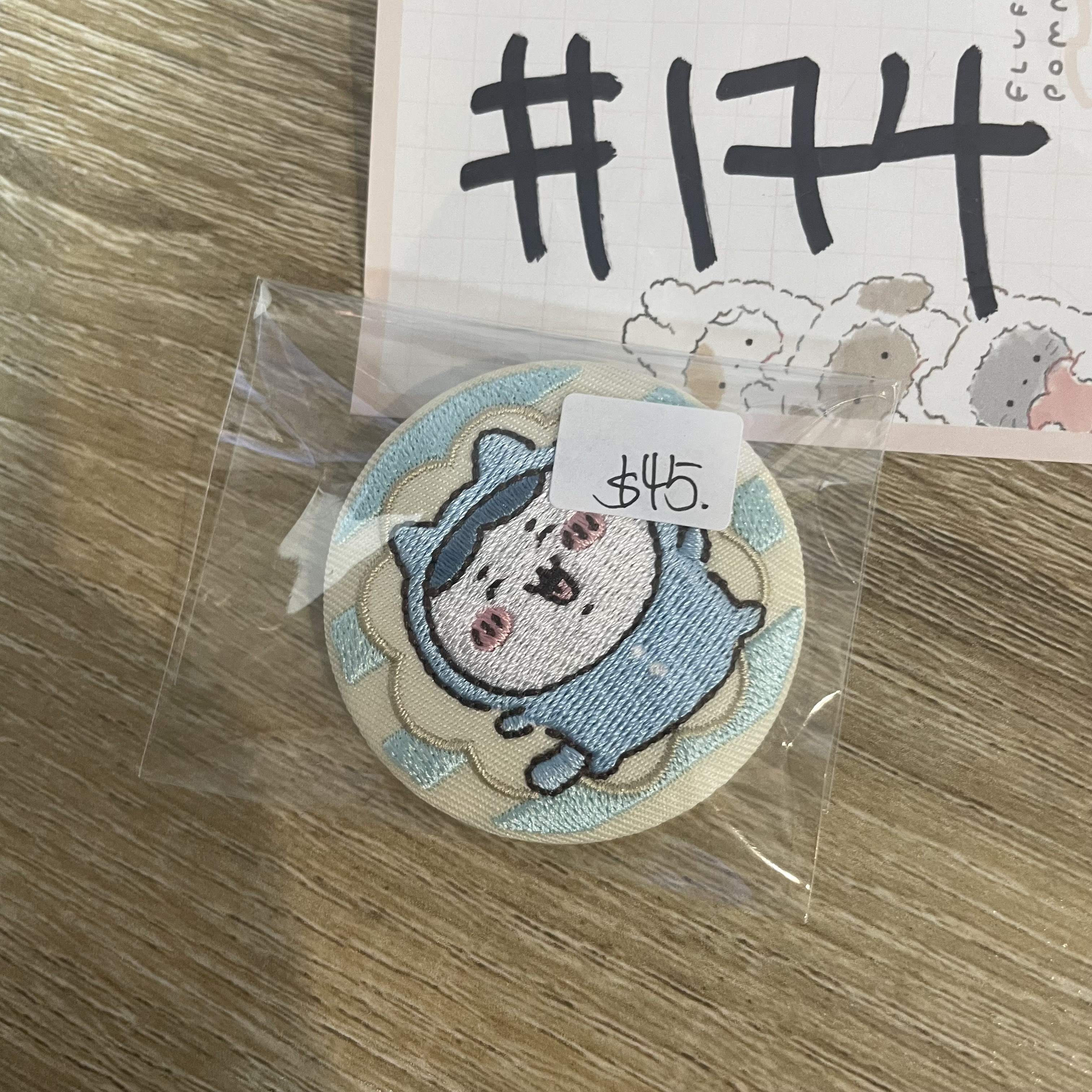 CHIIKAWA 八字貓 襟章  #174