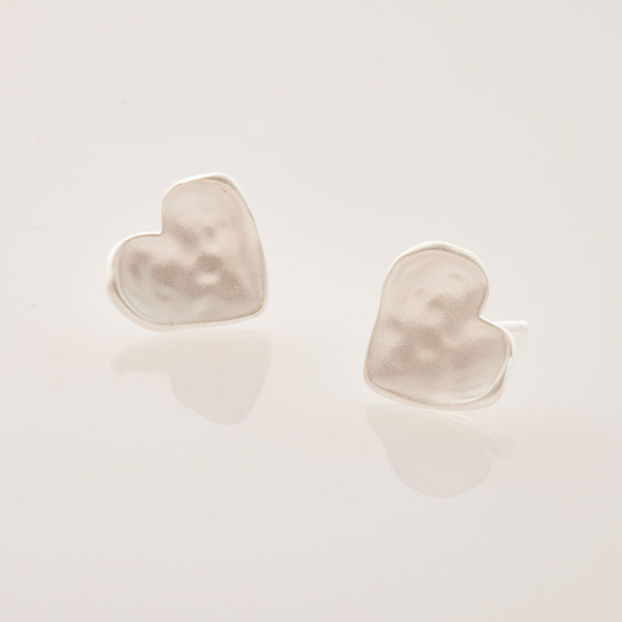 E1796  |  純銀霧面愛心耳環