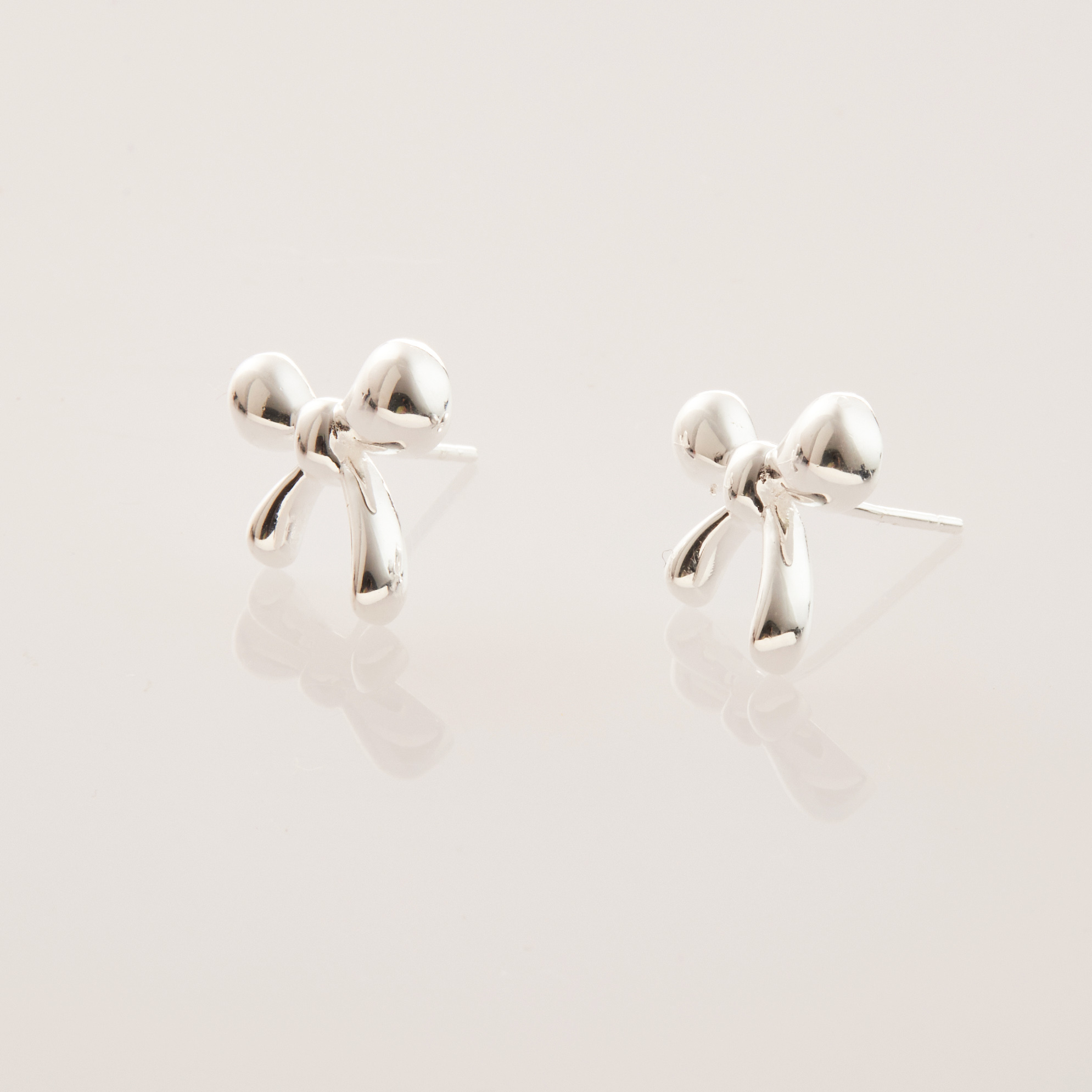 E1798  | 純銀亮面蝴蝶結耳環