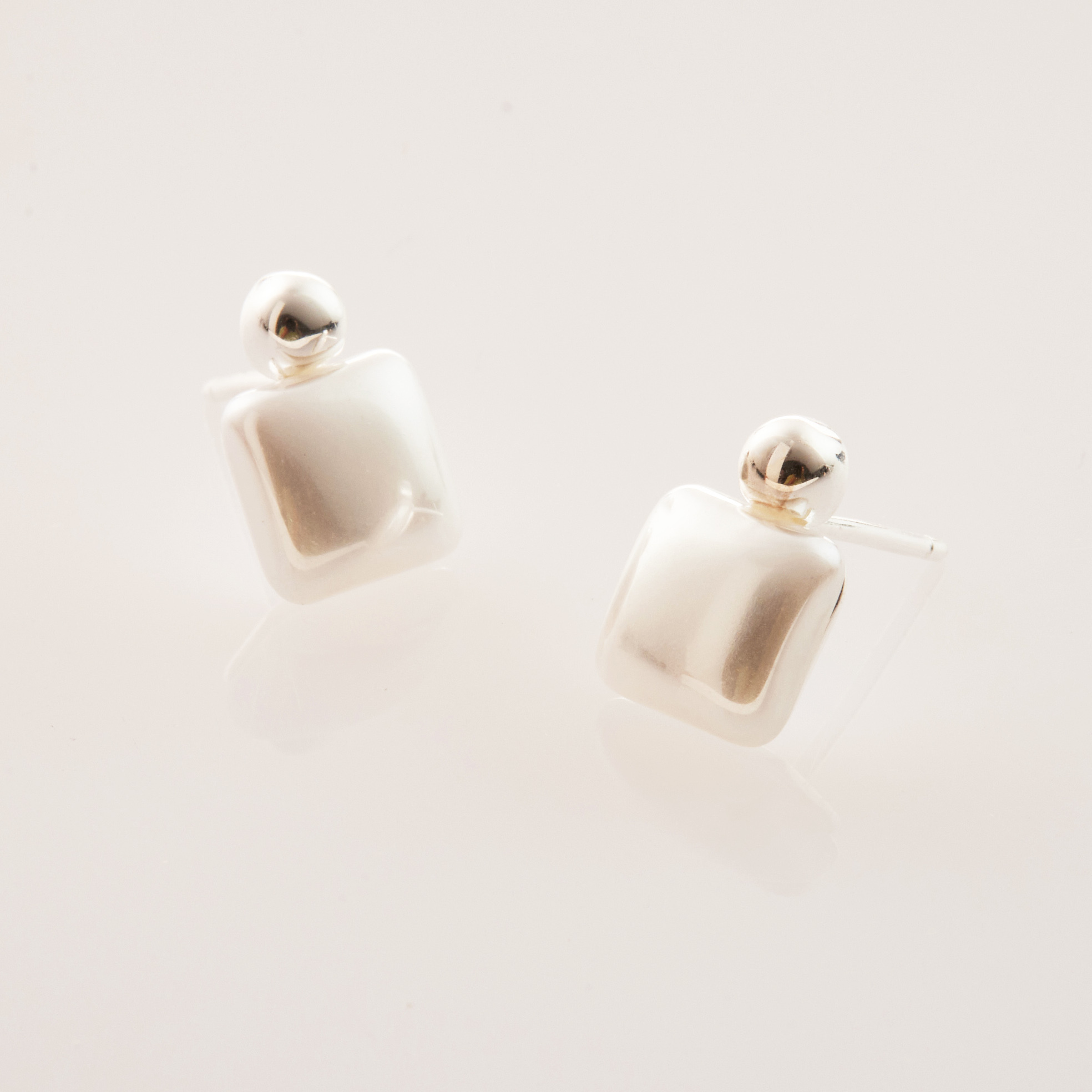 E1800  |  純銀白方形耳環