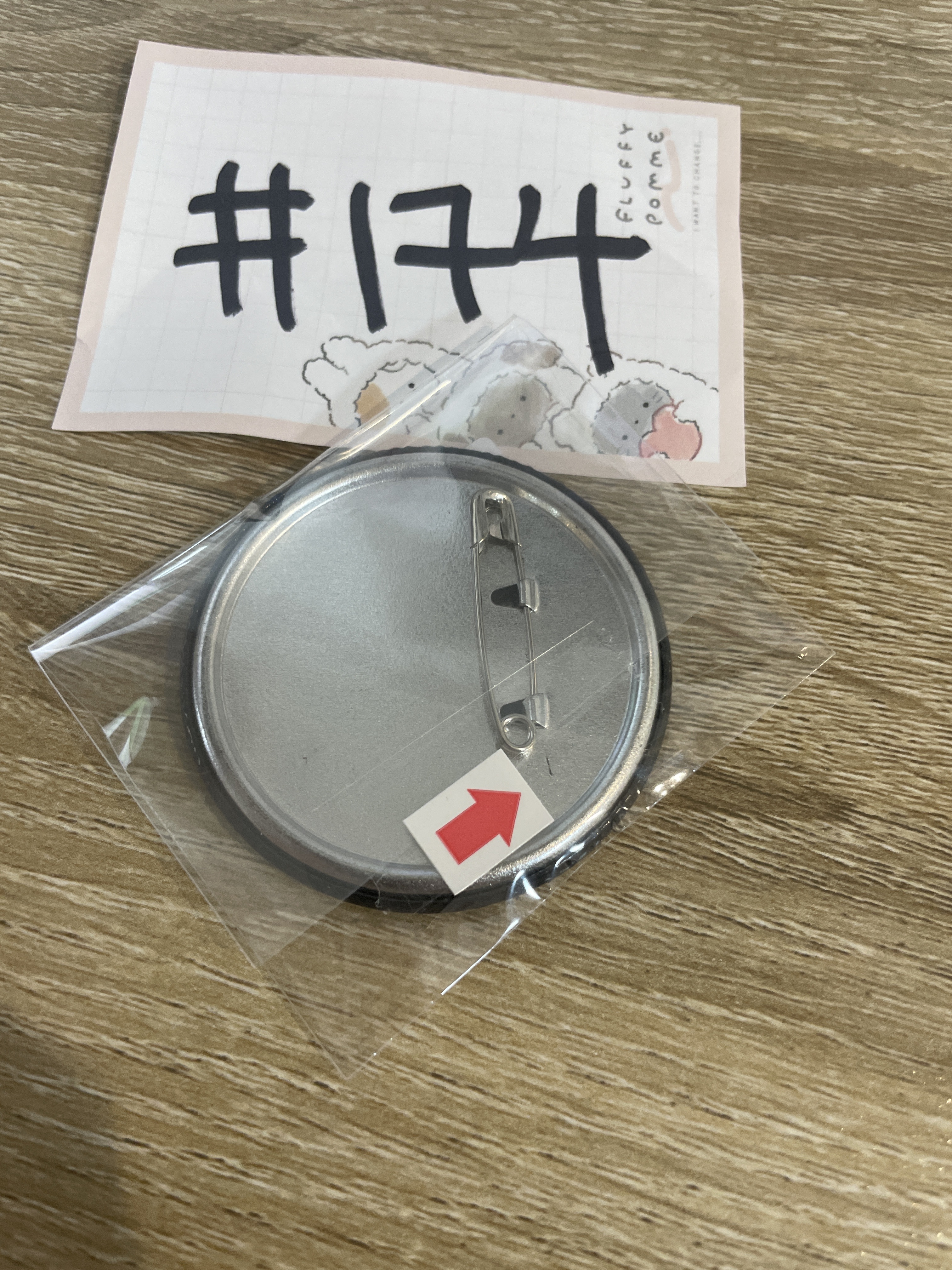 CHIIKAWA  八字貓  襟章  瑕 #174