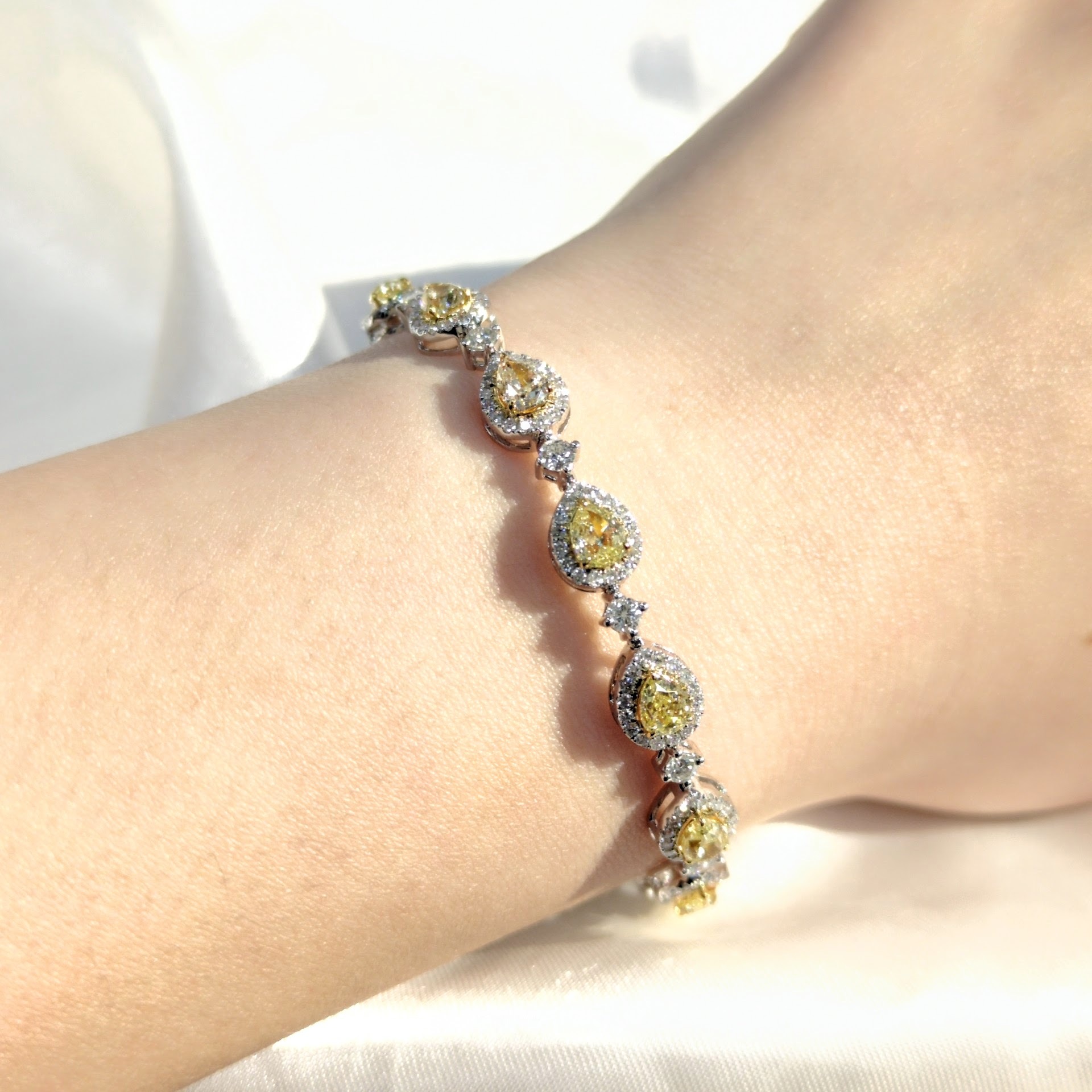 全新18K白金【主石3卡59份梨形彩黃鑽】配小鑽共5卡49份鑽石手鍊