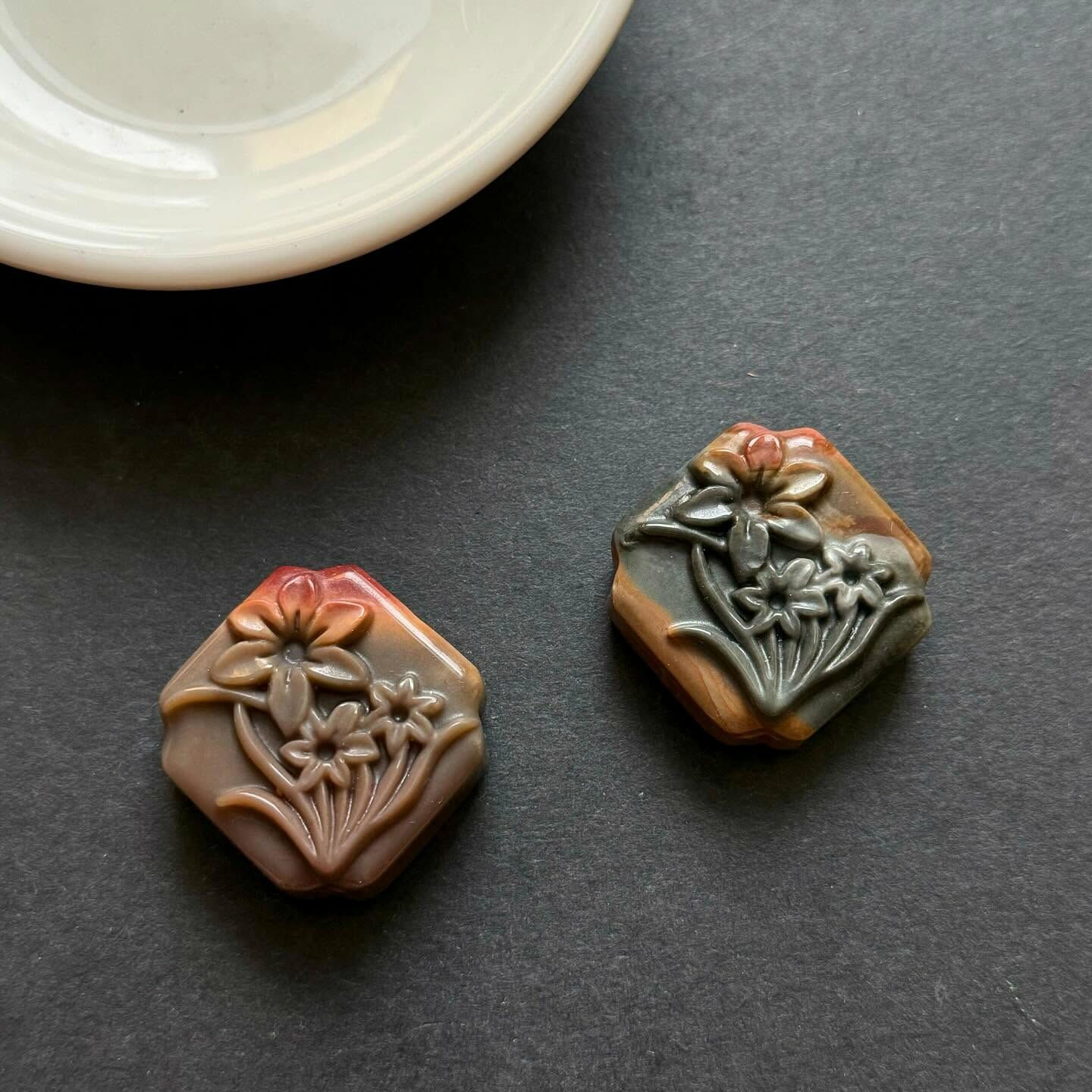 [原石] 海洋碧玉 蘭花 雕刻件