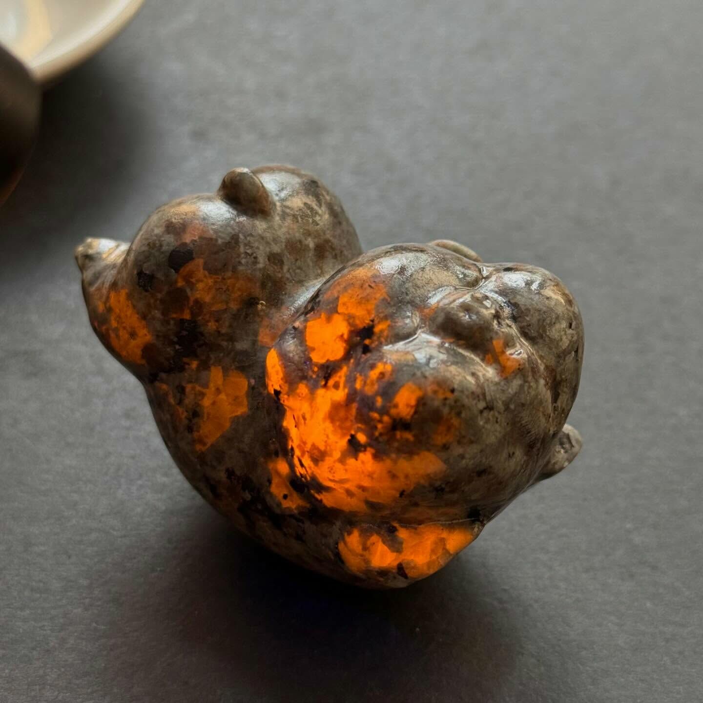 [原石] 火焰石 / 優伯石 小豬 水晶擺件