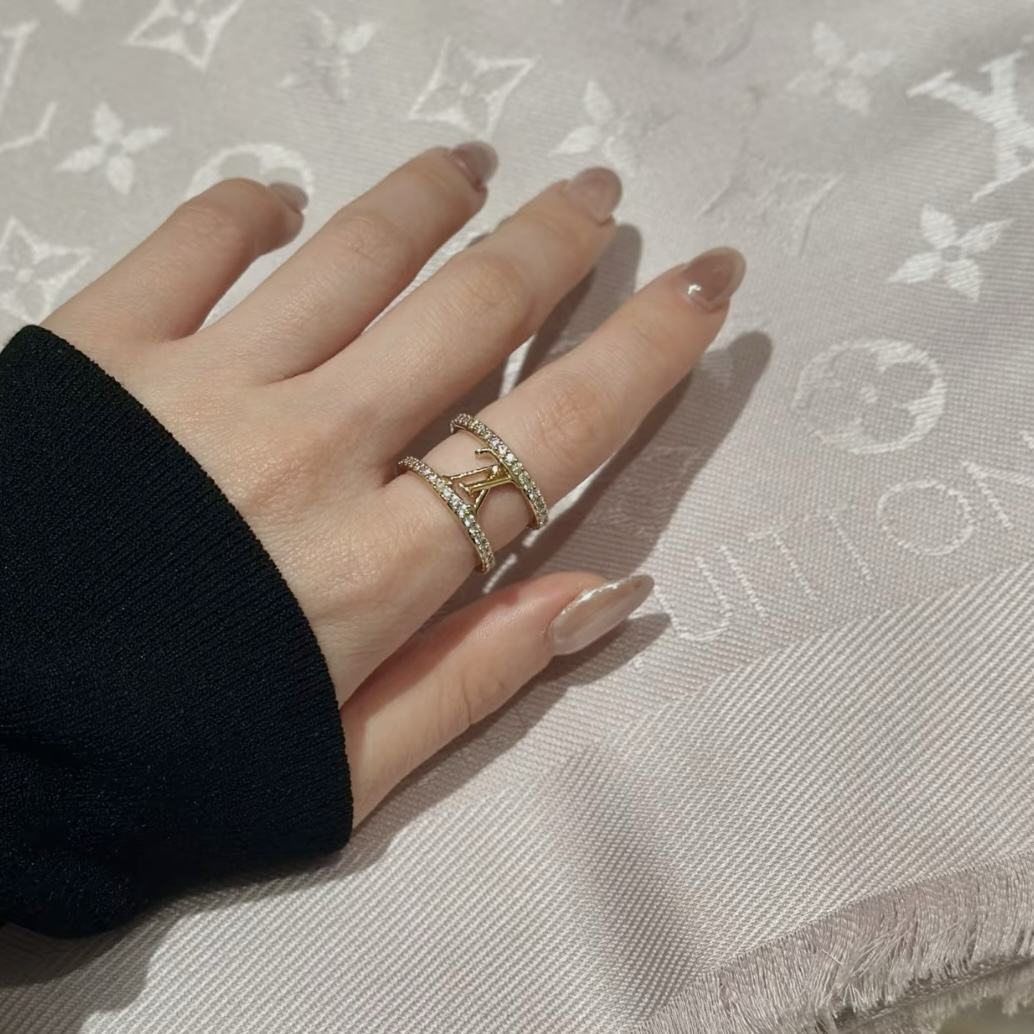 18k 經典鏤空V字母水鑽高奢定製開口寬戒