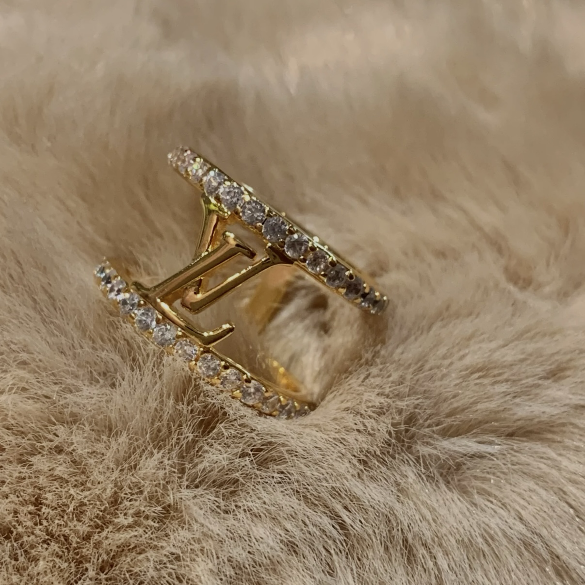 18k 經典鏤空V字母水鑽高奢定製開口寬戒