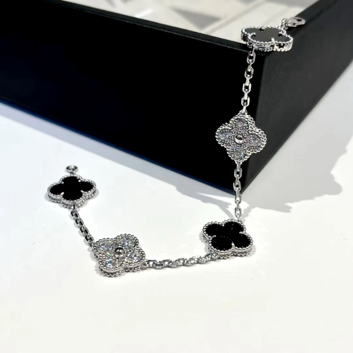 18k經典熊貓”黑瑪瑙間隔滿鑽五花四葉草”高奢定製手鍊