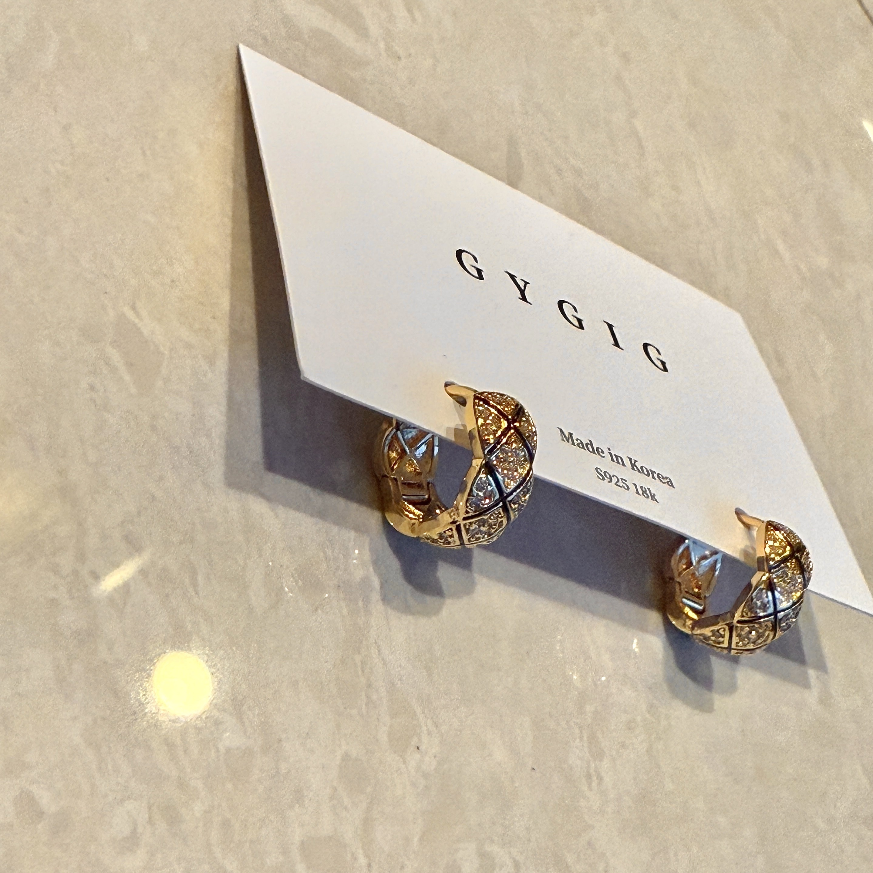 Gy”14k黑金鑽菱格紋耳釦釘圈/現貨2